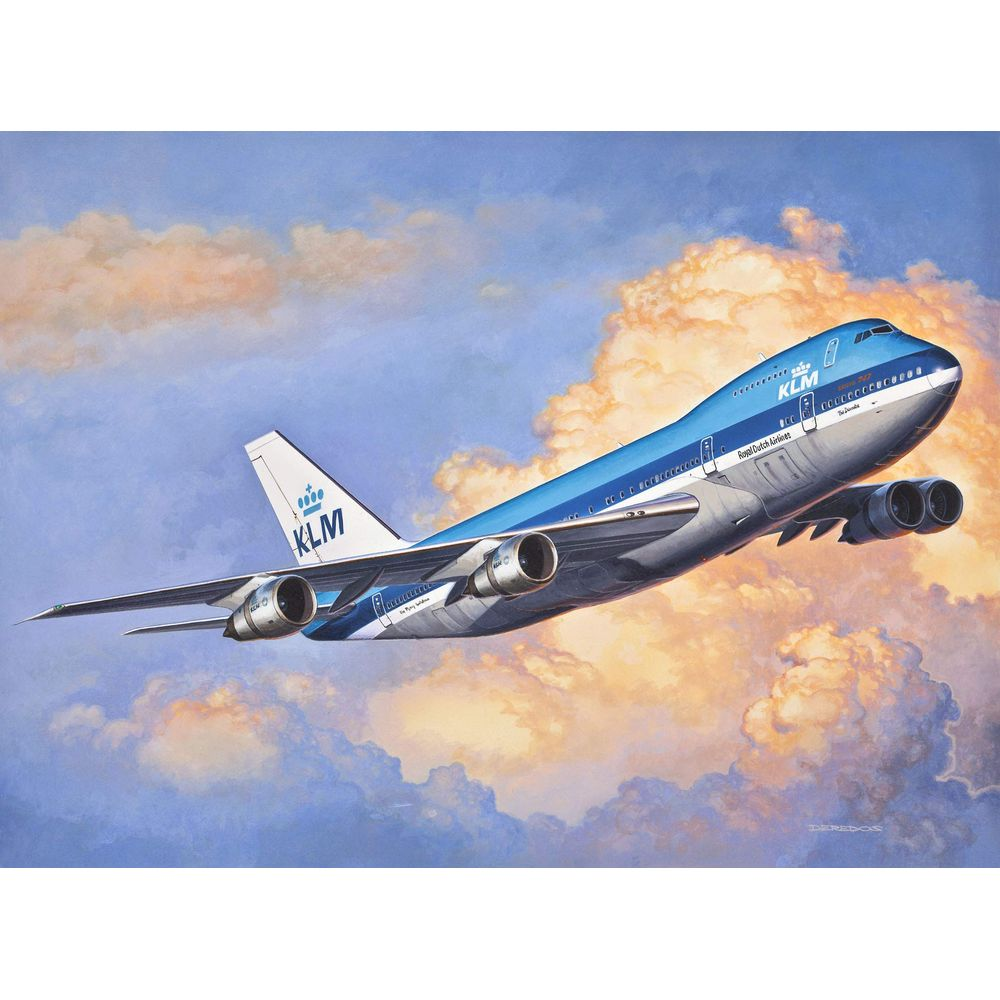 Un avion KLM vole à travers des nuages au coucher du soleil.