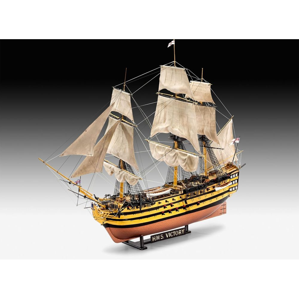 Model historycznego statku HMS Victory z żaglami i masztami.