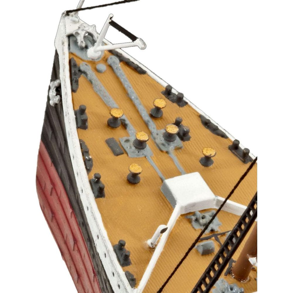 Primo piano di un modello di nave con ponte in legno, fianchi dello scafo neri e rossi.