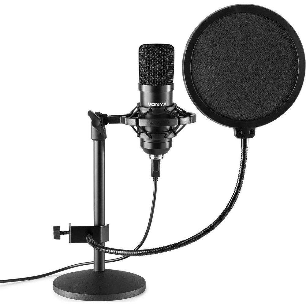 Een zwarte VONYX studiomicrofoon op een standaard met popfilter.