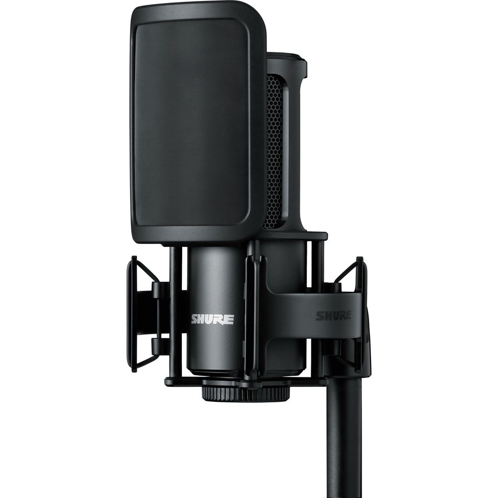 Czarny mikrofon Shure z filtrem pop, zamontowany na statywie.