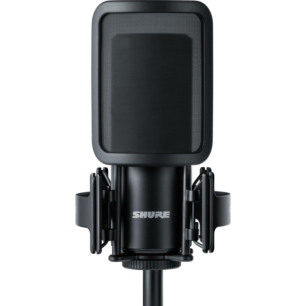 Czarny mikrofon Shure z filtrem pop na statywie na białym tle.