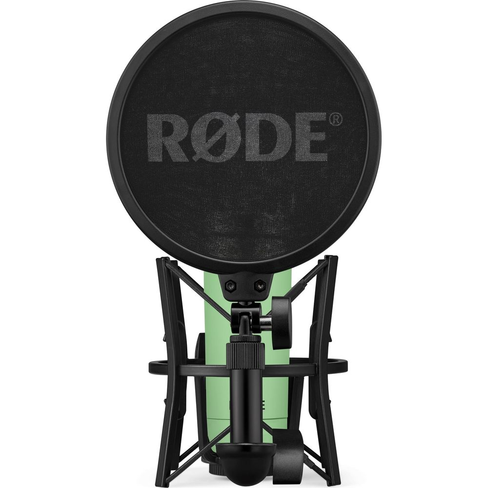 Een groene microfoon met zwart popfilter en shockmount.