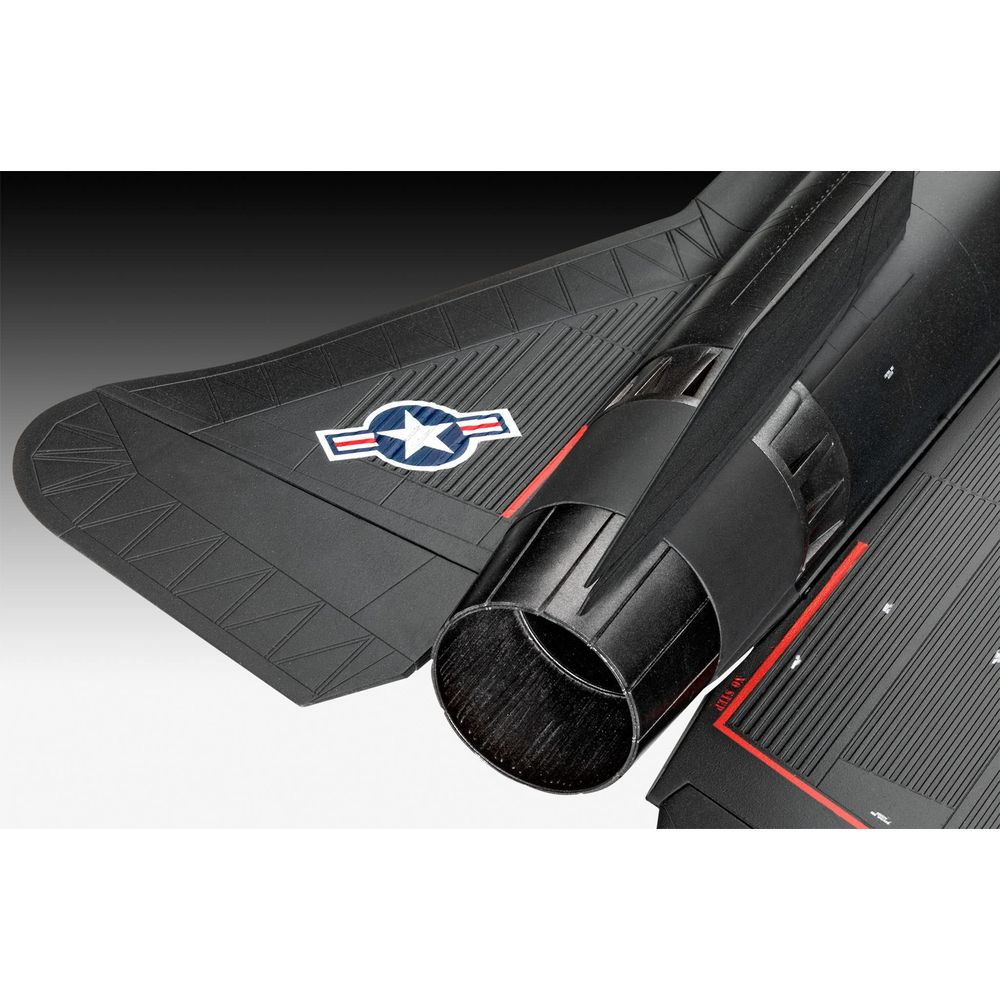Gros plan d'un modèle d'avion noir avec un insigne d'étoile américain sur la queue.