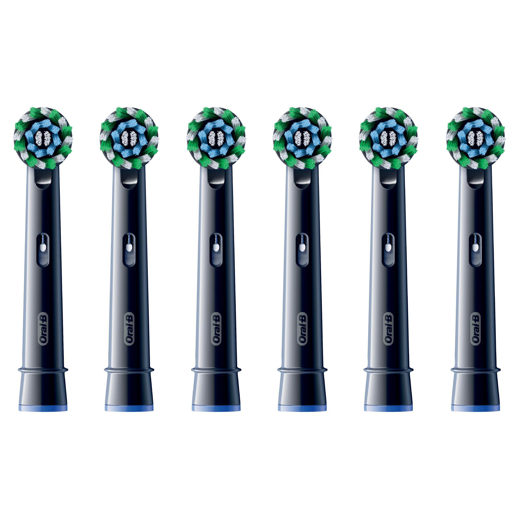 Sechs Oral-B Zahnbürstenköpfe mit blauen, grünen und weißen Borsten auf weißem Grund.