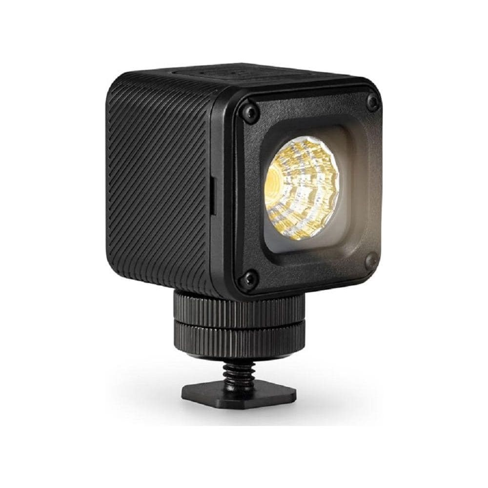 Una piccola luce LED cubica nera con una sorgente luminosa gialla brillante e attacco a vite.