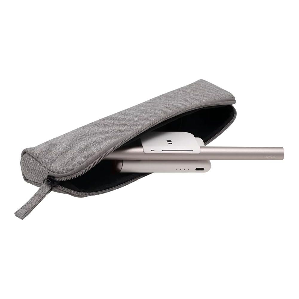 Un supporto per laptop argentato e un power bank sono parzialmente in una custodia di tessuto grigio.