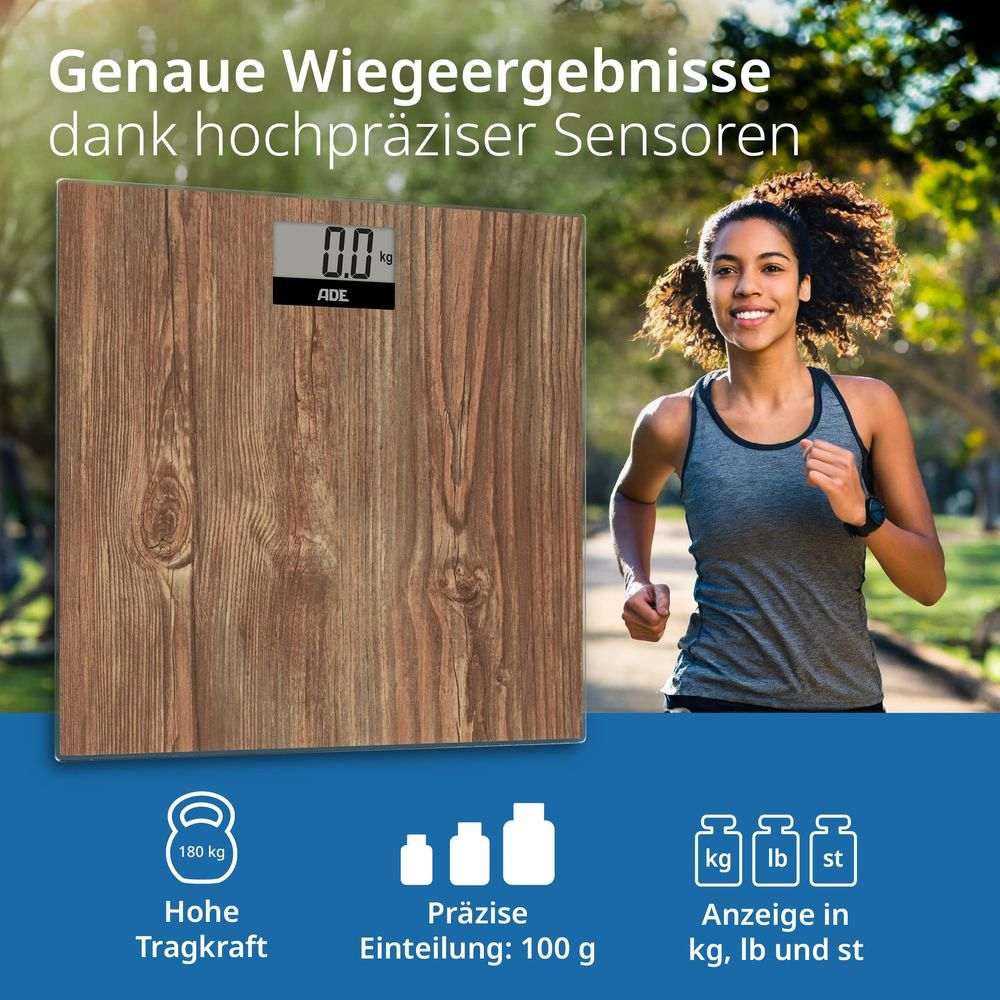 Cyfrowa waga łazienkowa o wyglądzie drewna obok biegnącej kobiety.