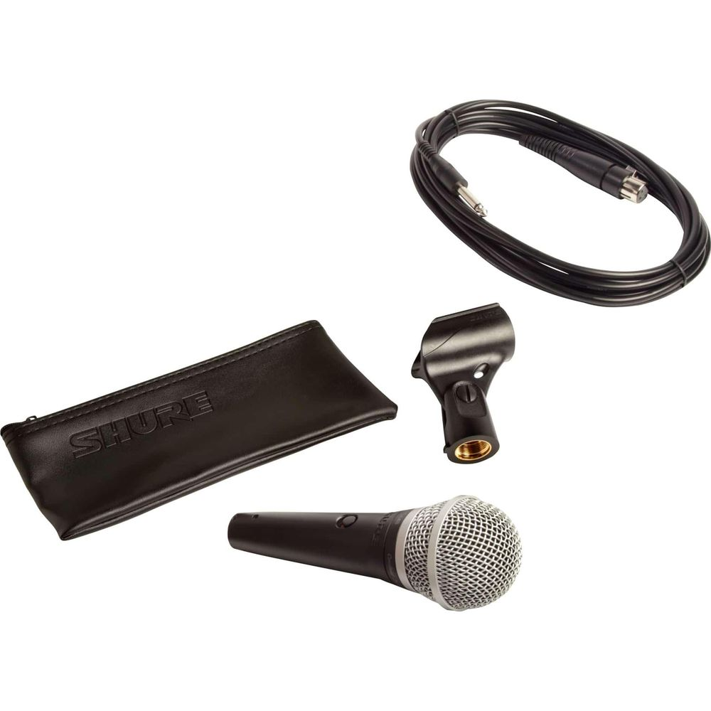 Microfono Shure, supporto, custodia nera e cavo su sfondo bianco.