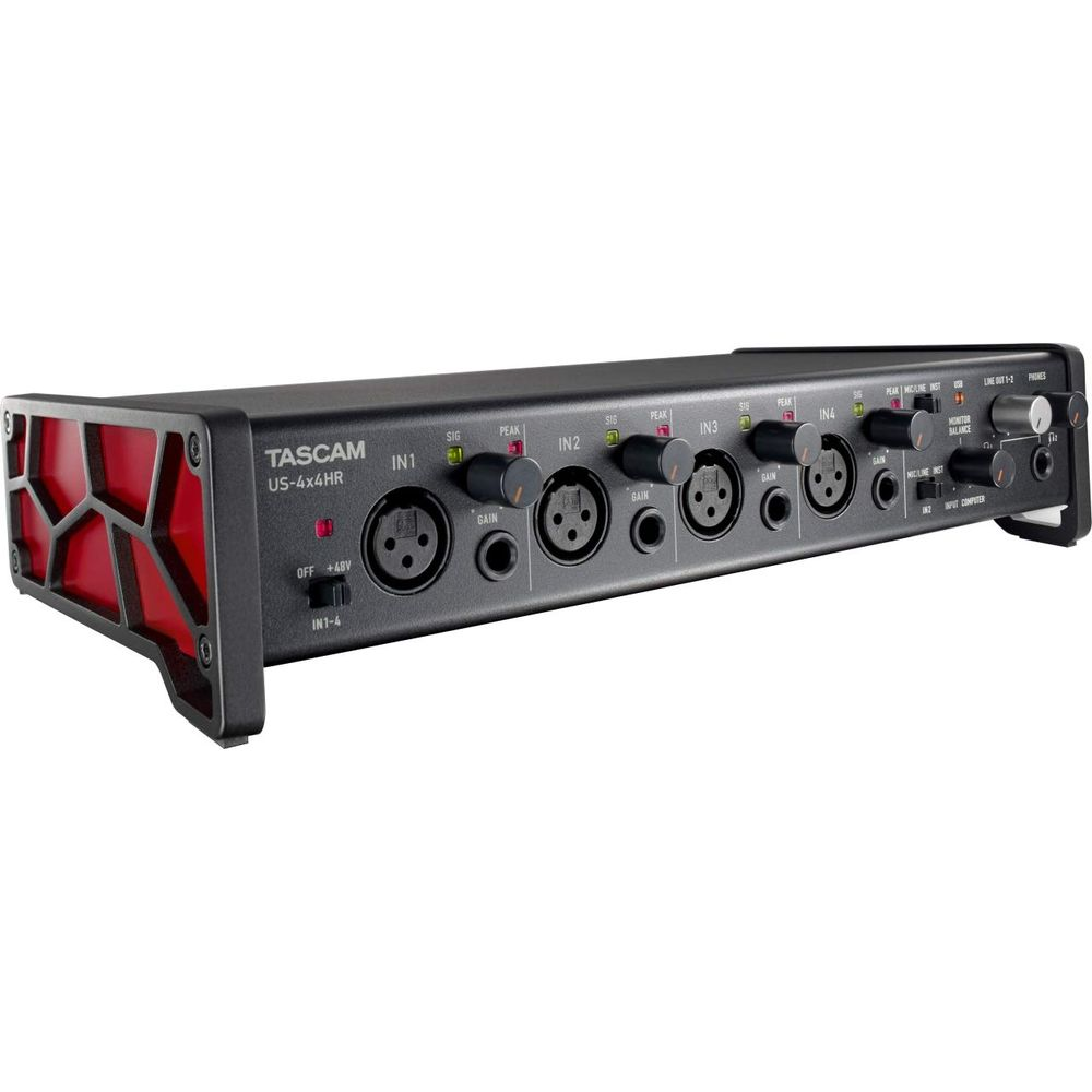 Interfejs audio Tascam US-4x4HR z czterema wejściami XLR, gałkami wzmocnienia i wskaźnikami.