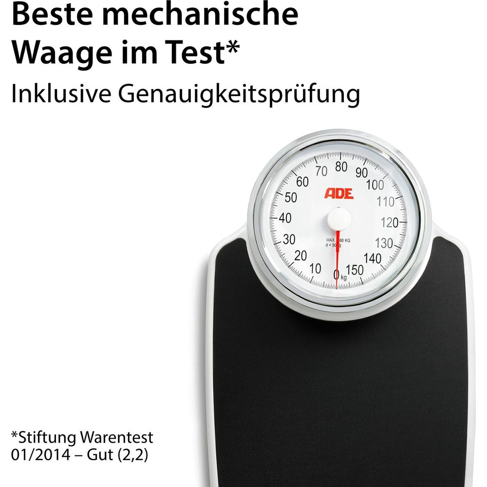 Eine mechanische Personenwaage mit rundem Zifferblatt und schwarzer Trittfläche.
