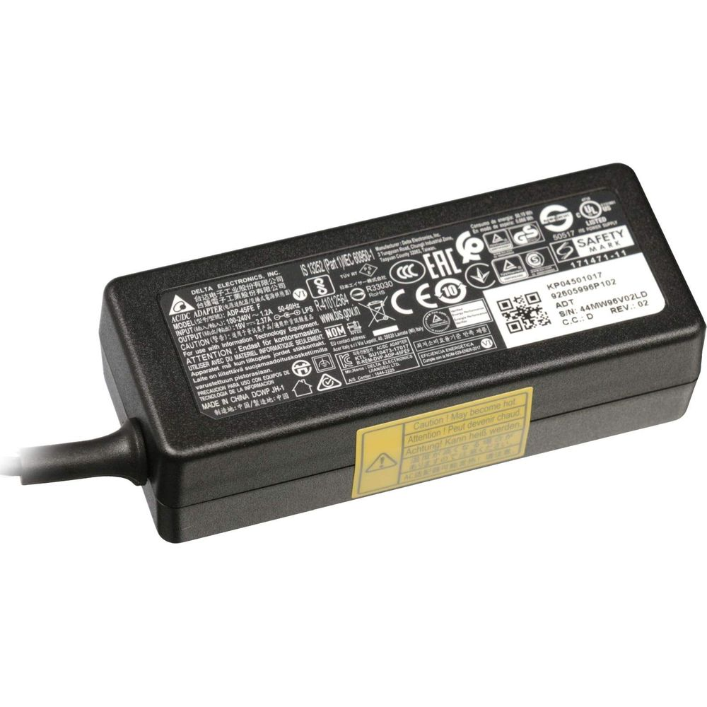 Adaptador de corriente negro con etiquetas. Texto en varios idiomas.