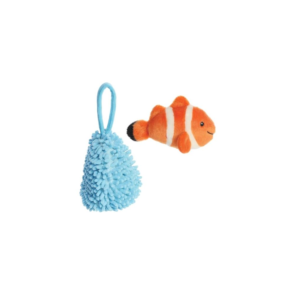 Un piumino da bagno blu e un giocattolo pesce pagliaccio arancione e bianco.