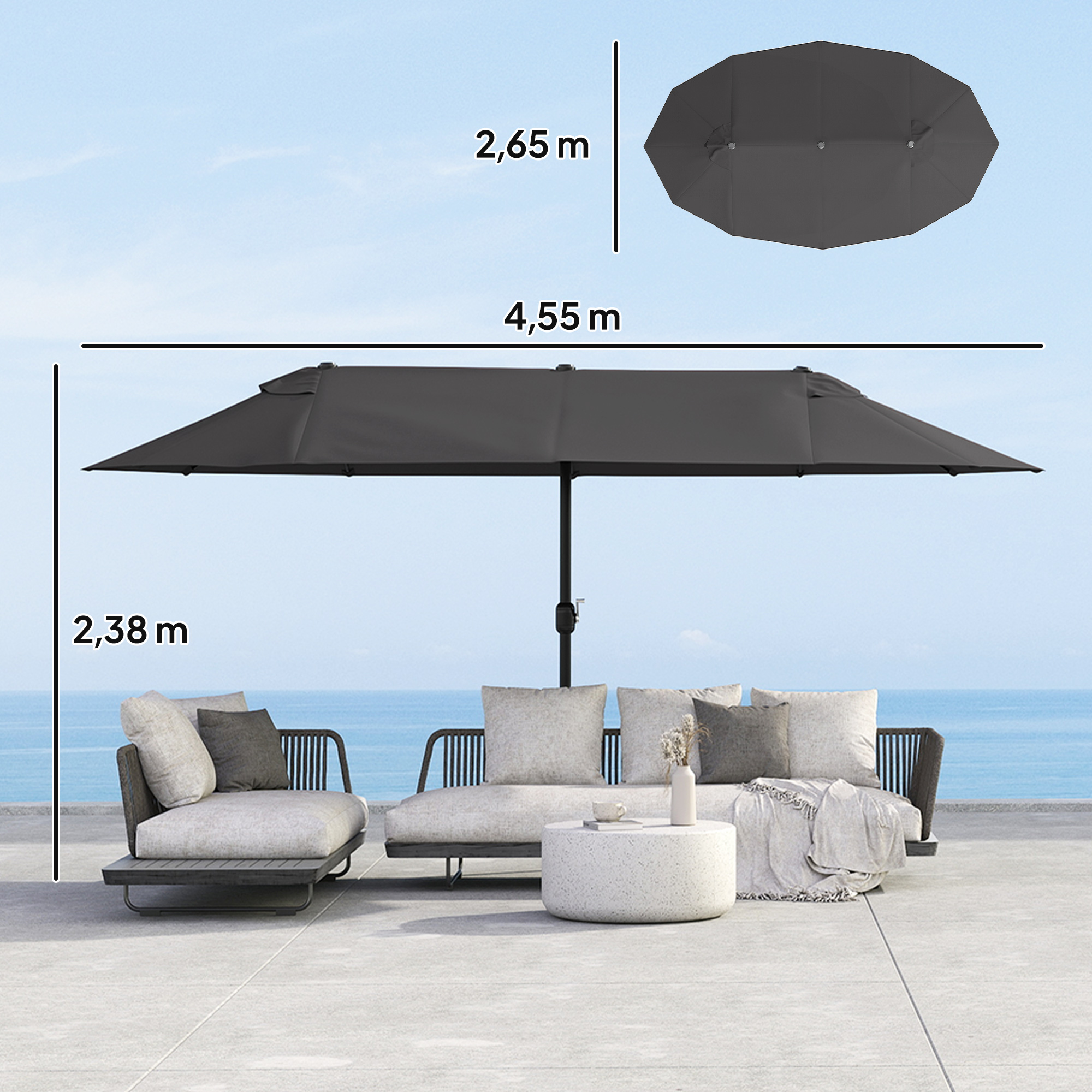 Un parasol gris sobre un sofá y mesa de centro junto al mar.