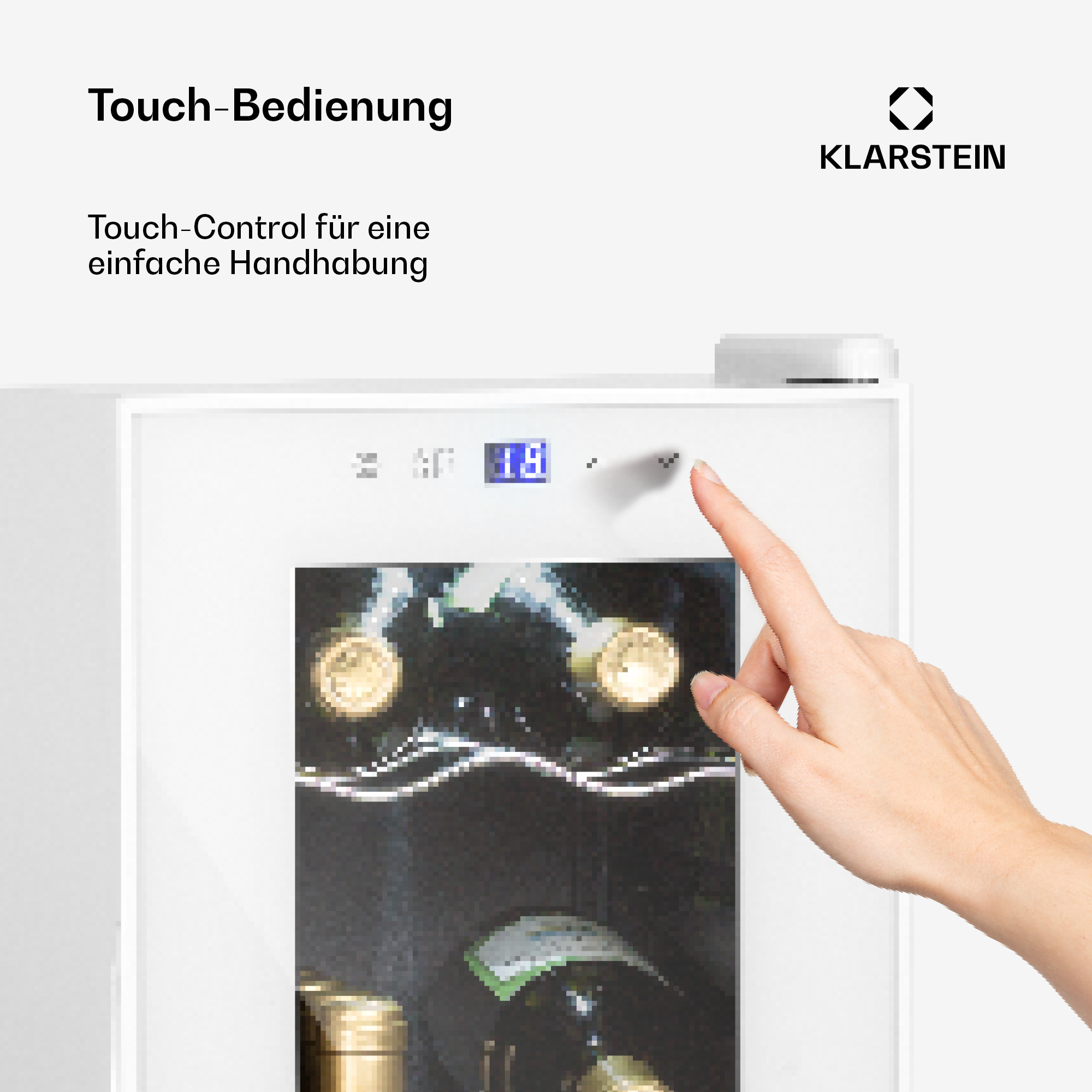 Eine Hand berührt ein Touchscreen-Bedienfeld über Flaschen in einem Kühlschrank.