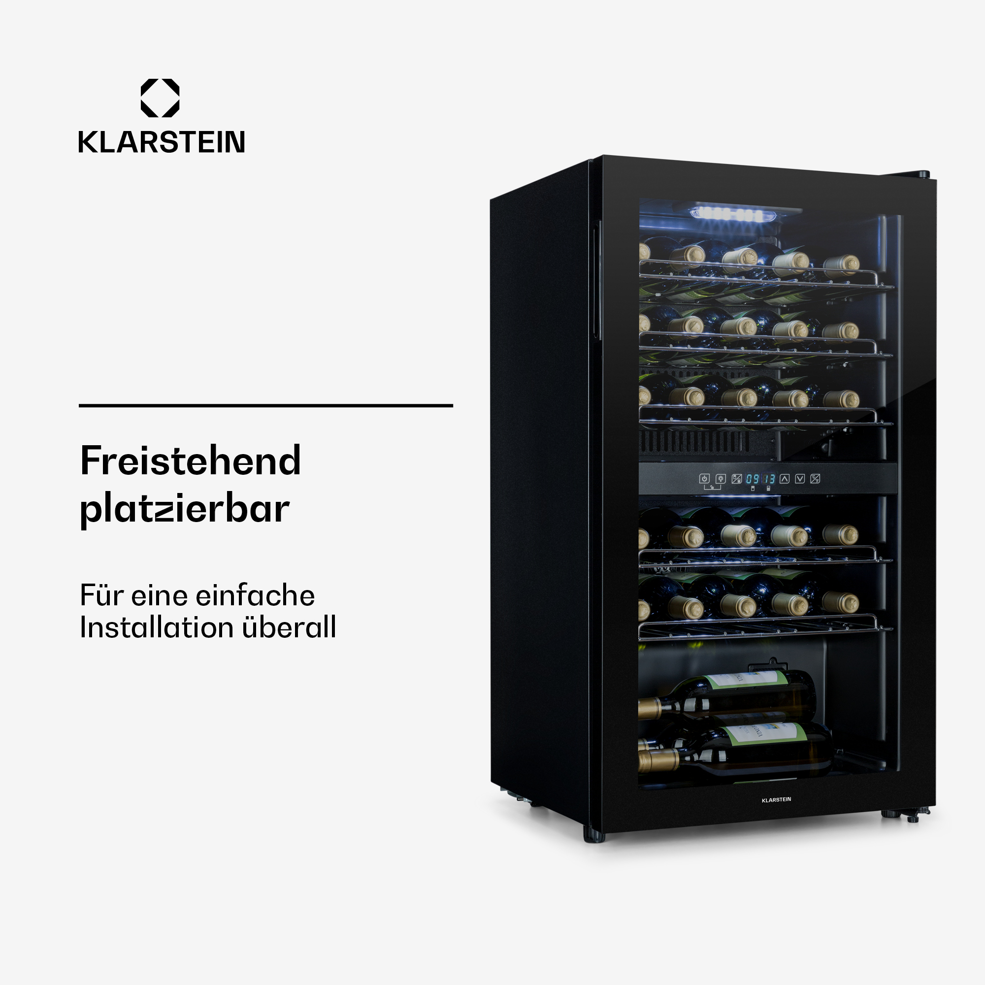 Ein schwarzer Weinkühlschrank mit Glastür, gefüllt mit Wein- und Wasserflaschen.