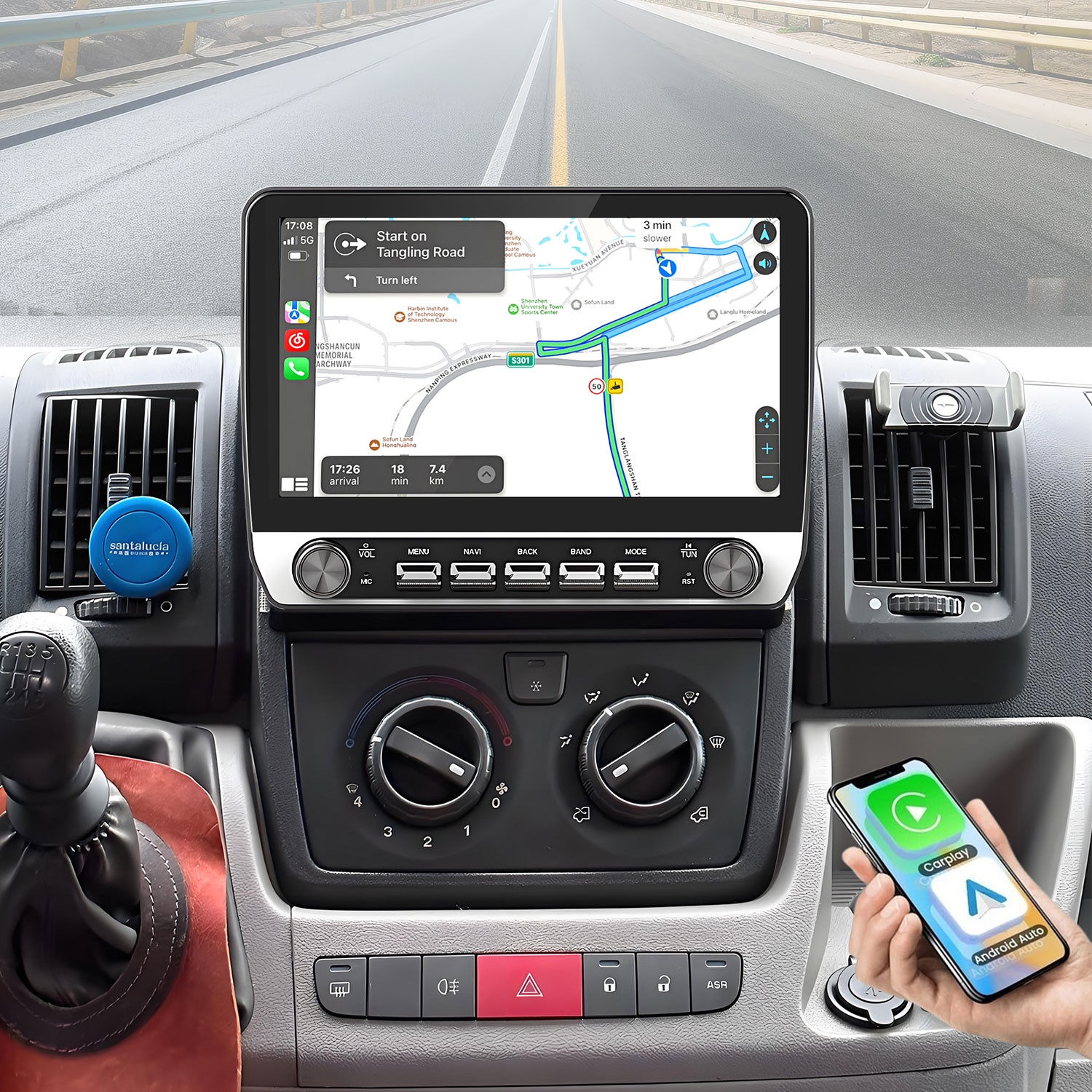 Innenansicht eines Autos mit Navigationsbildschirm, Gangschaltung und Handy.