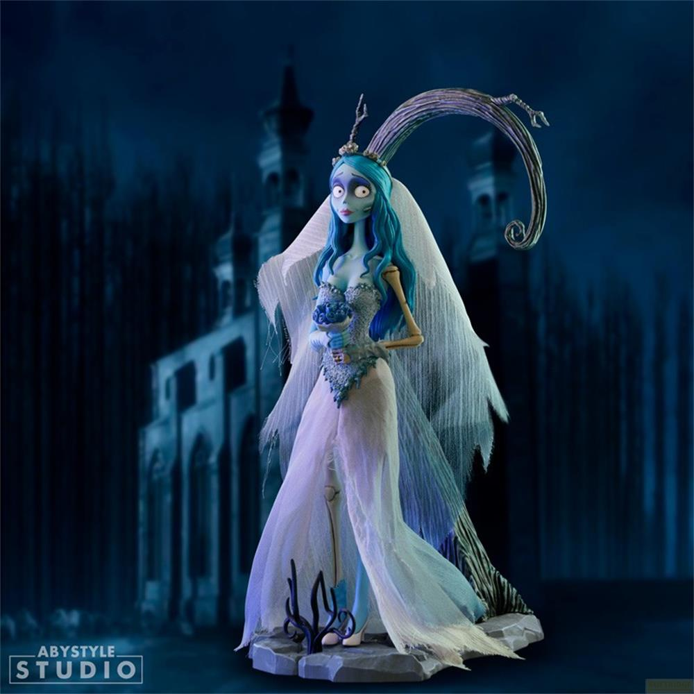 Eine Figur der Braut aus Corpse Bride steht vor einer dunklen Burgkulisse.