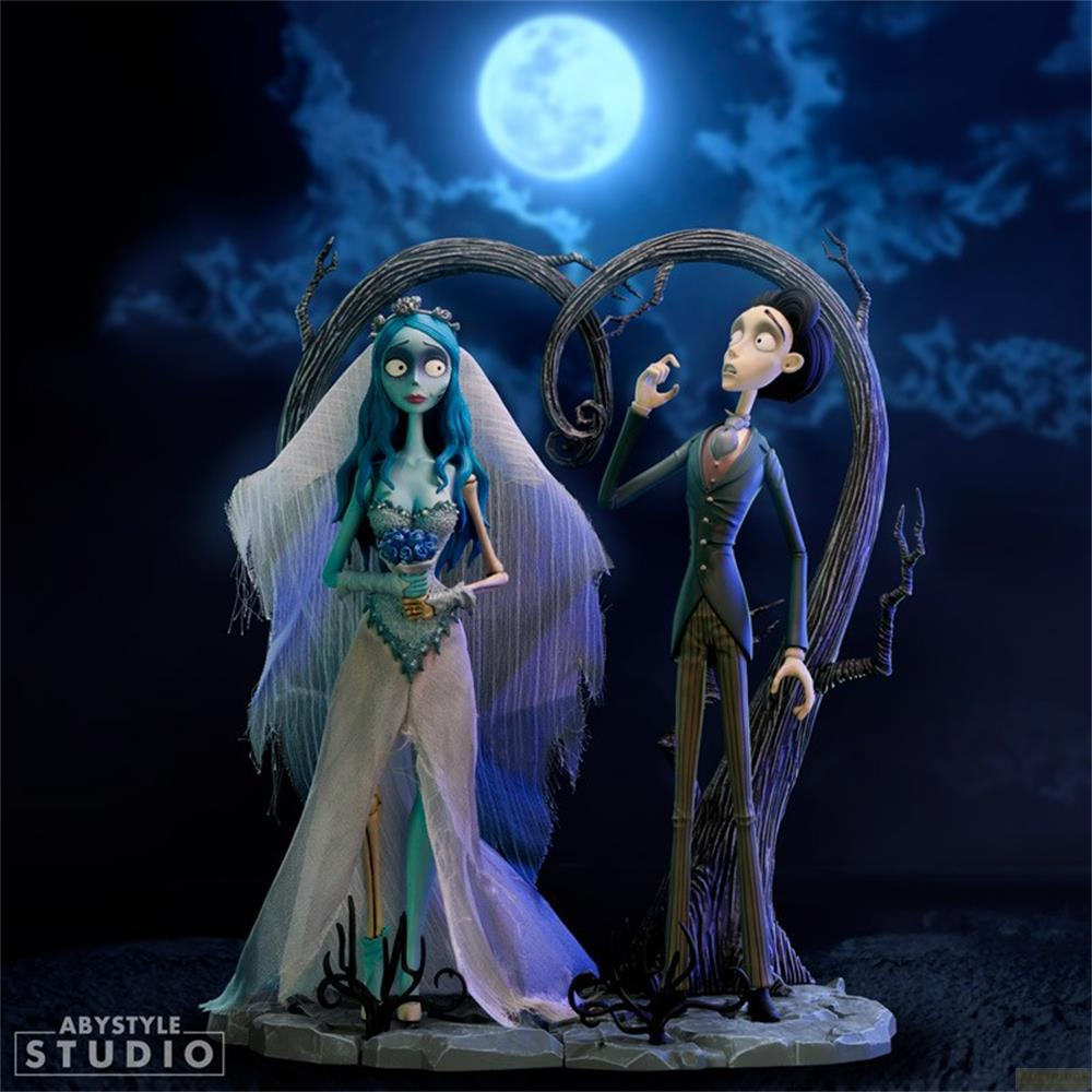 Figuren von Braut und Bräutigam vor blauem Mond und Bäumen
