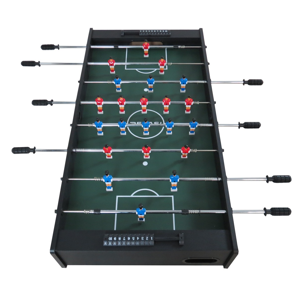 Een tafelvoetbaltafel met rode en blauwe spelers op een groen veld.