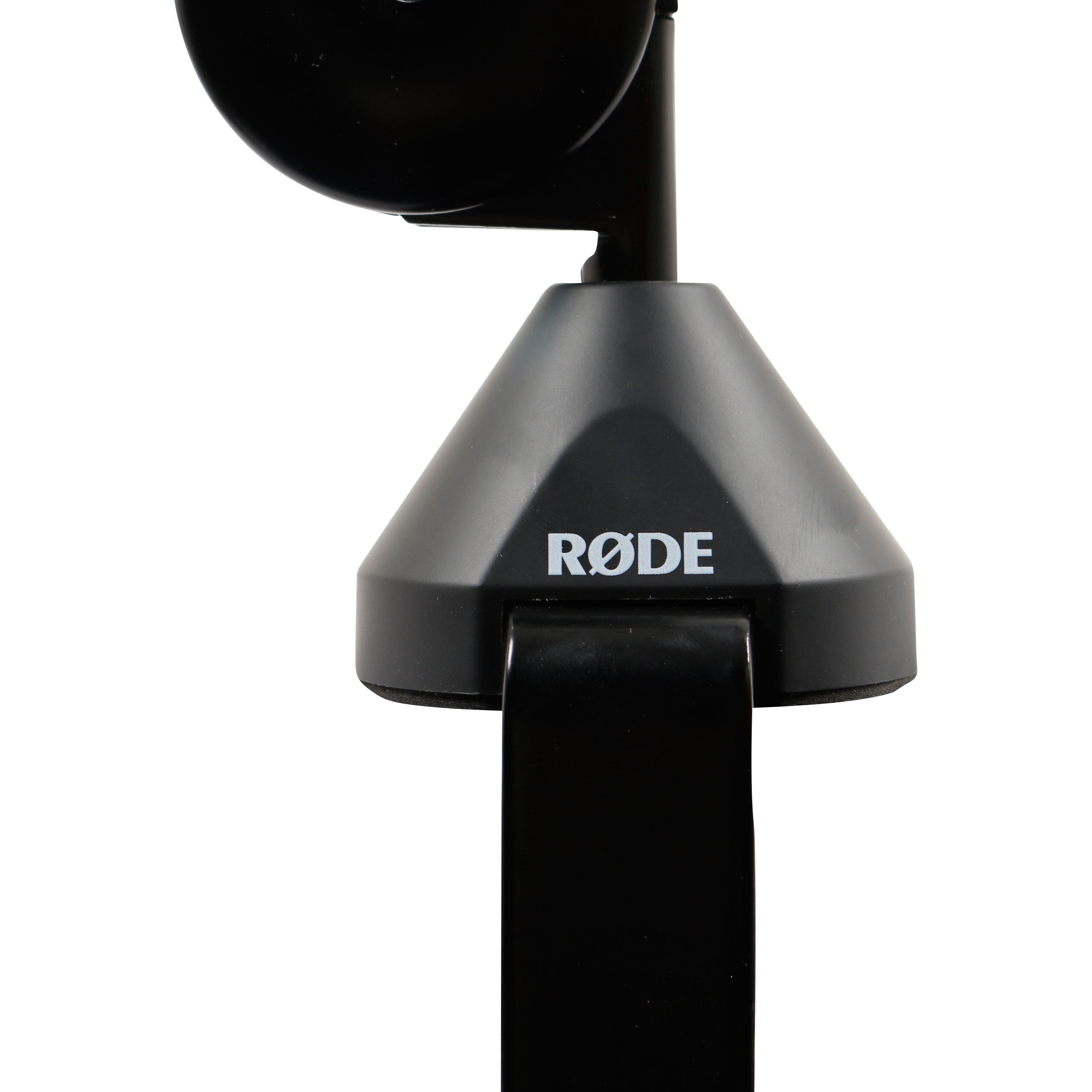 Zbliżenie czarnego statywu mikrofonowego z logo RØDE.