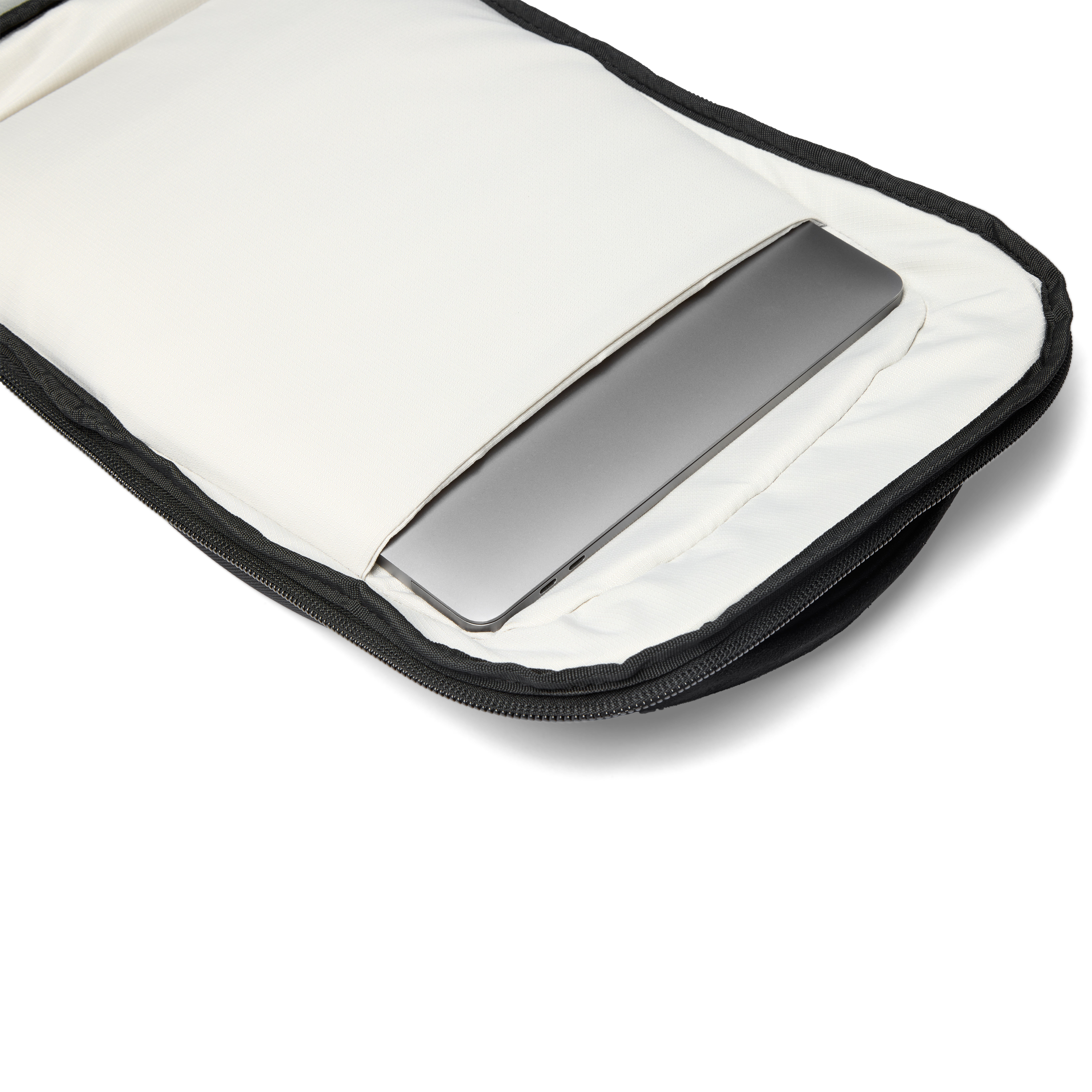 Un laptop grigio all'interno di una borsa per laptop nera con fodera bianca.