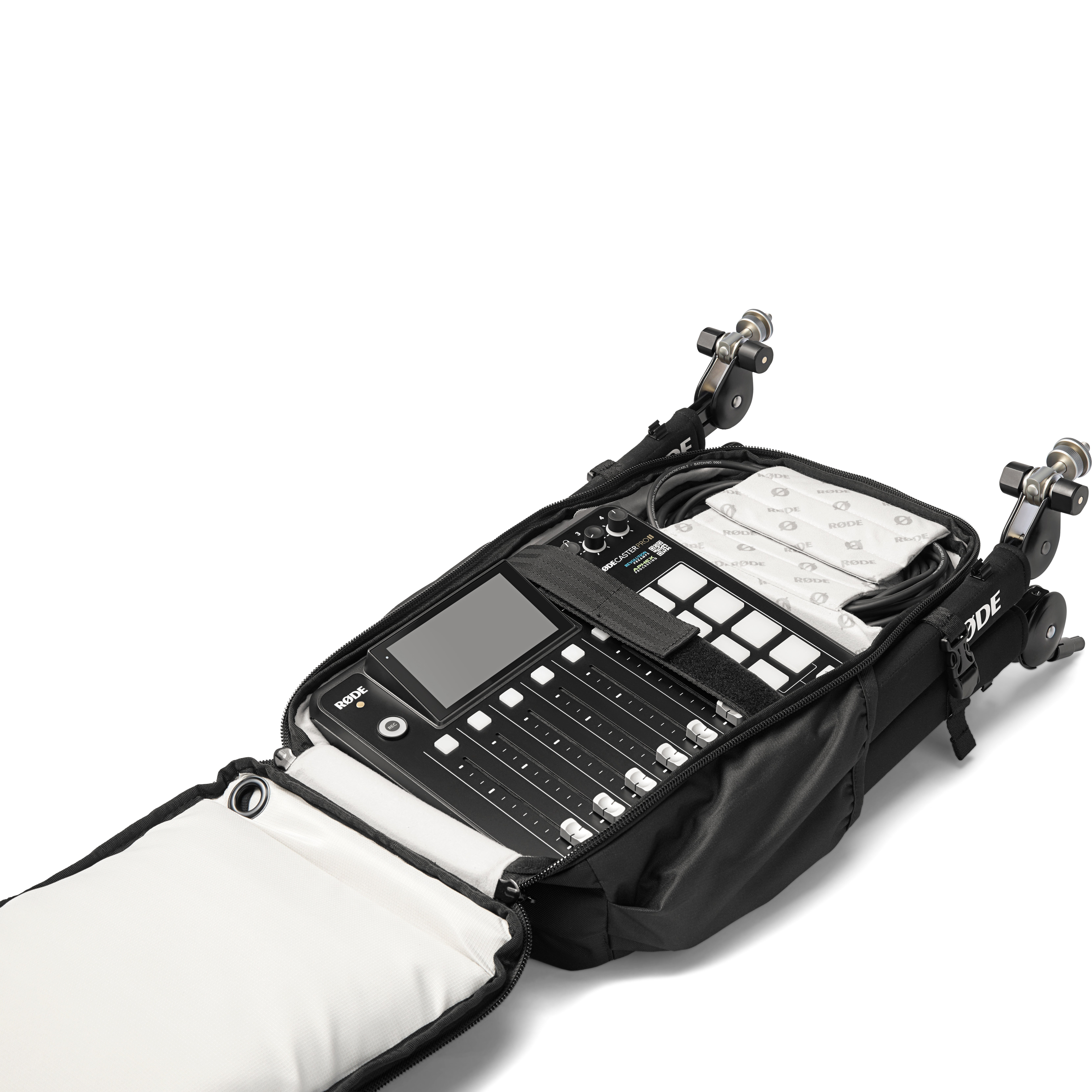 Un mixer audio Rodecaster Pro nero in una borsa nera aperta con imbottitura bianca e cavi.