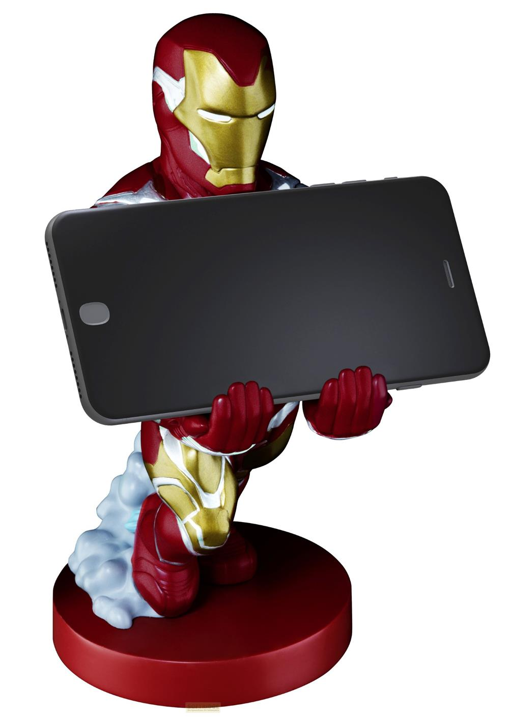 Statua di Iron Man che tiene uno smartphone su una base rossa con dettagli di fumo.