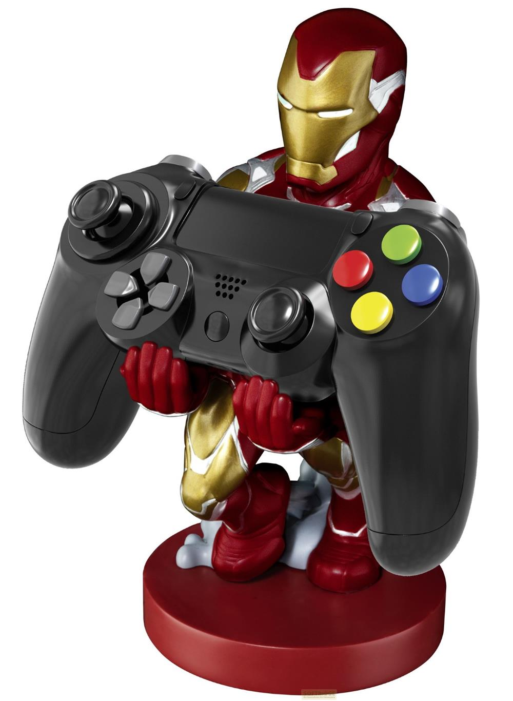Statua di Iron Man che tiene un controller nero con pulsanti colorati su base rossa.