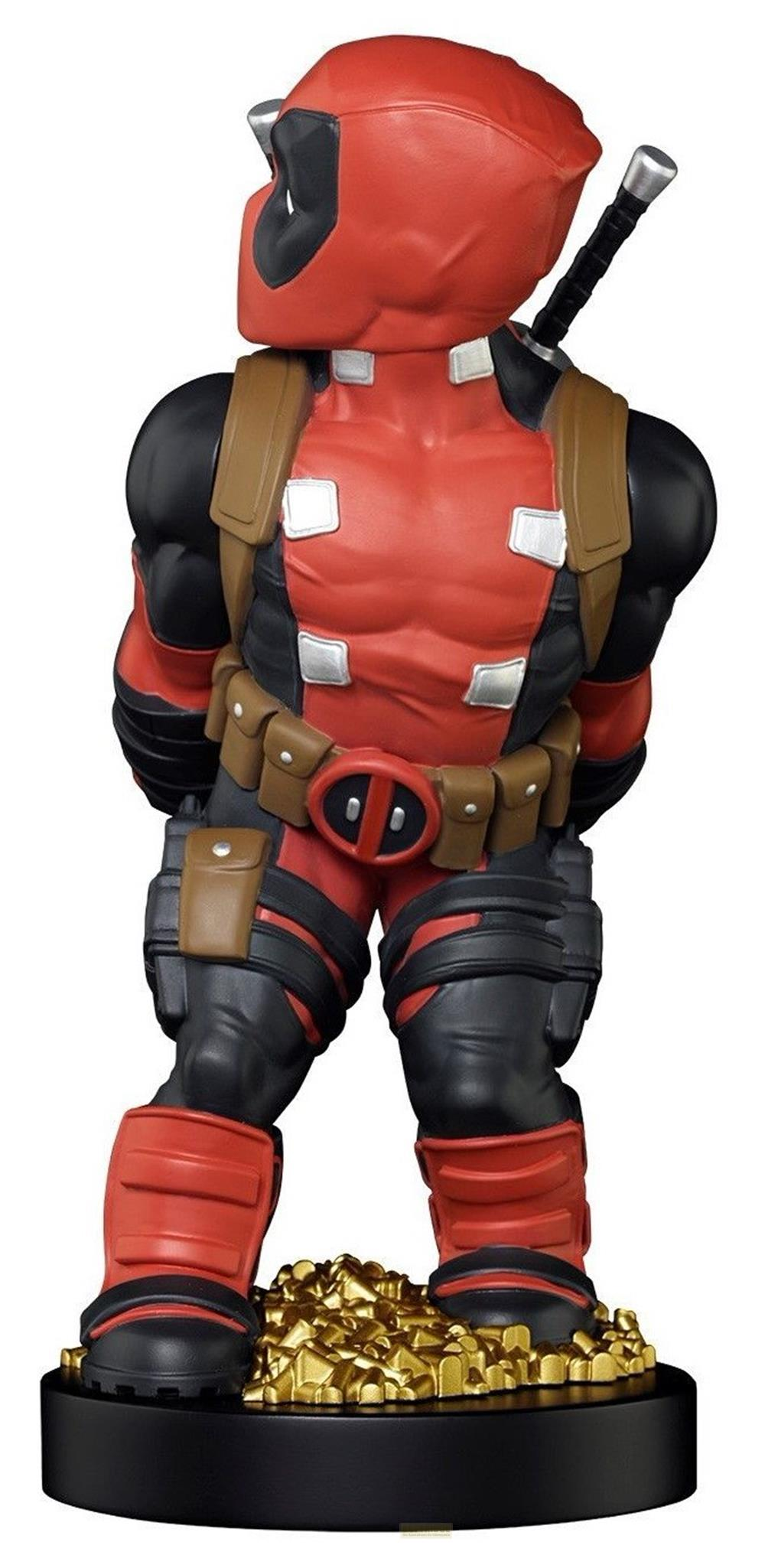 Statua di Deadpool su monete d'oro, vestito di rosso e nero.