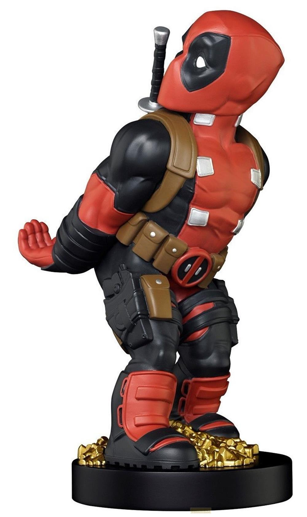 Statua di Deadpool in costume rosso e nero su monete d'oro, spada sulla schiena.
