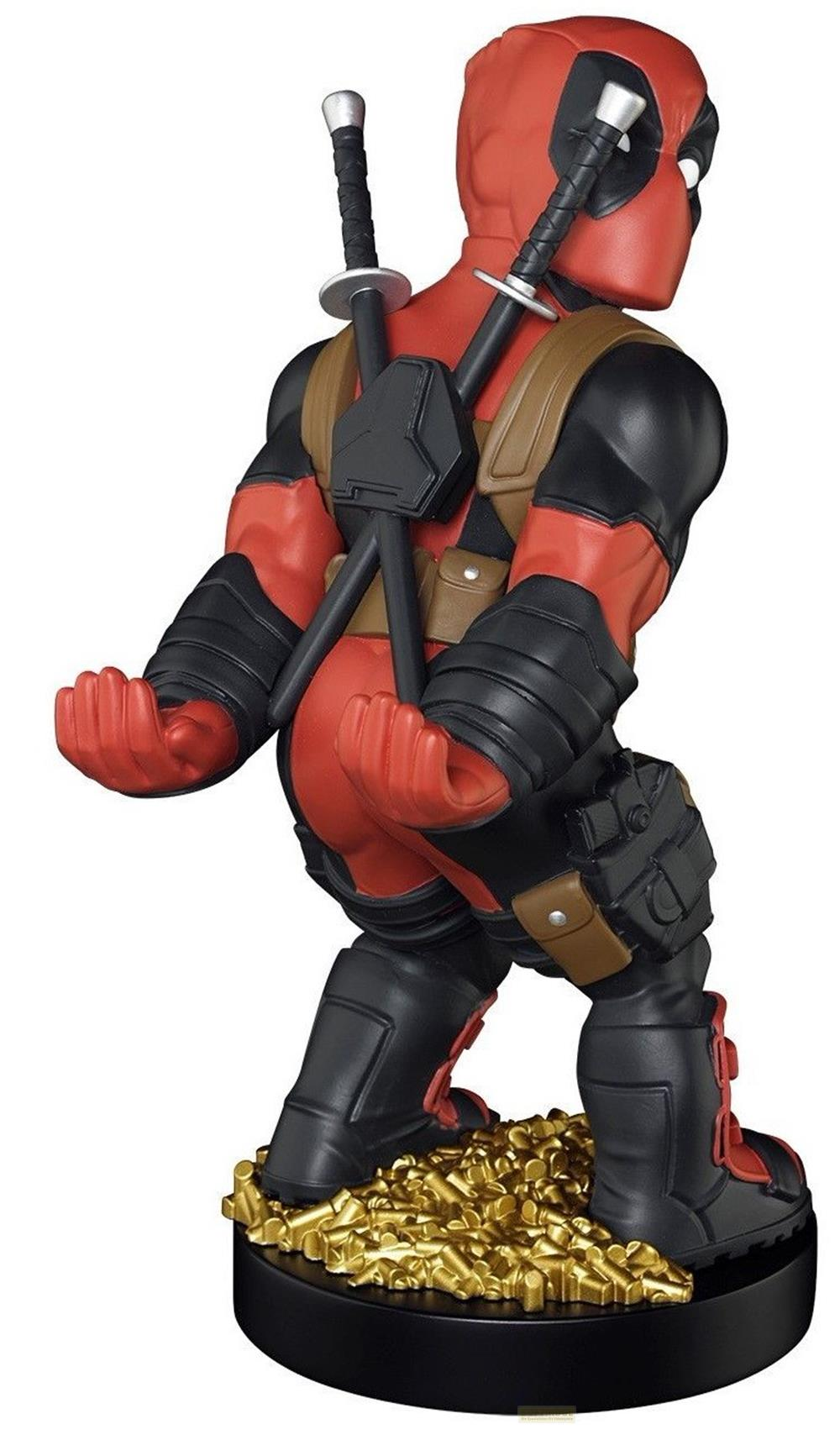 Statua di Deadpool con spade su base di bossoli.
