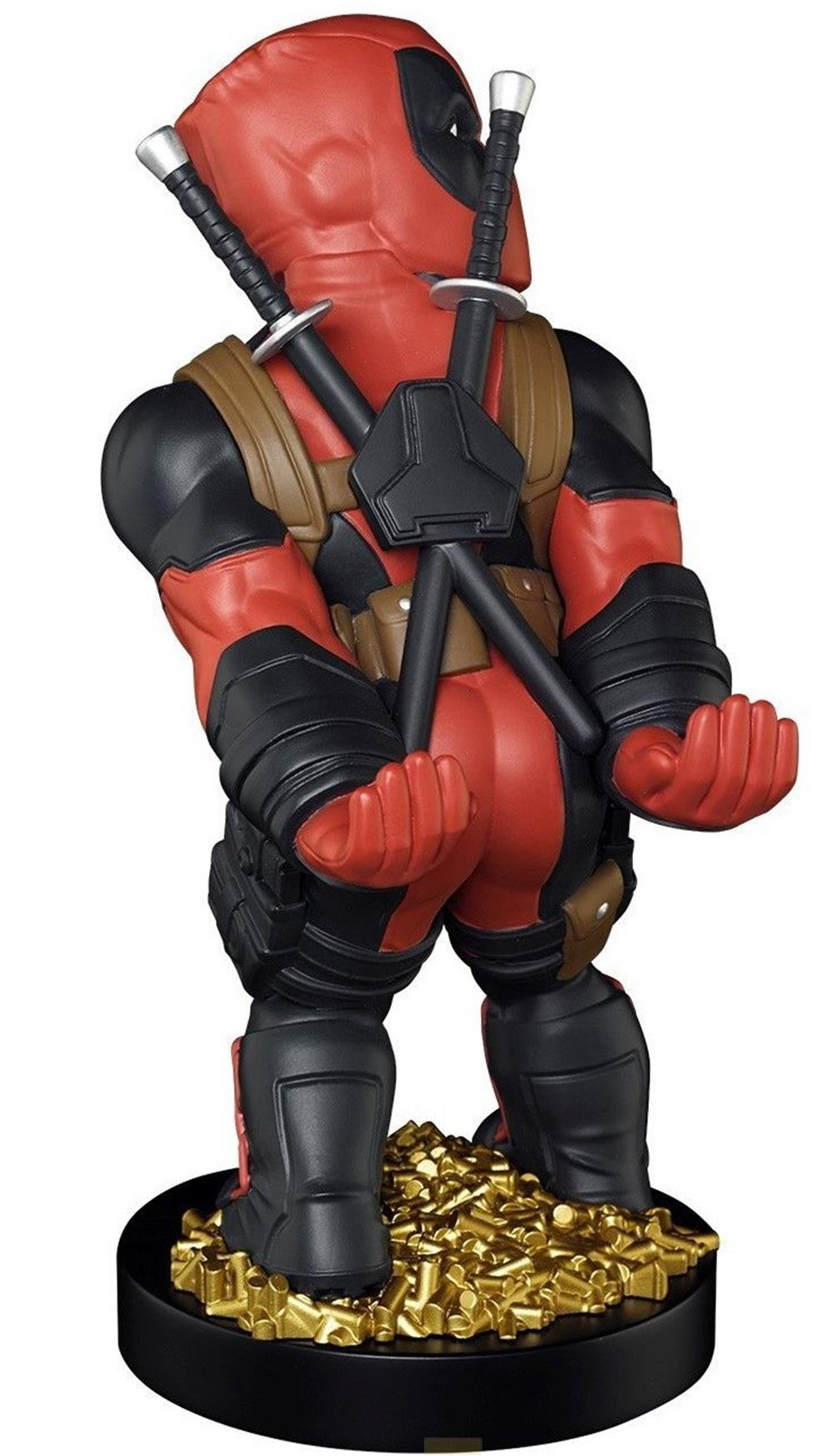 Statua di Deadpool con spade su una base di bossoli d'oro.