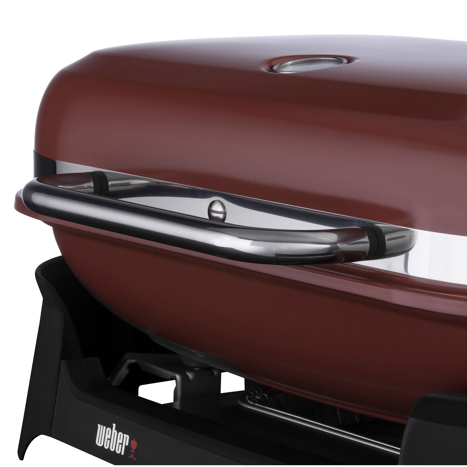 Coperchio grill Weber rosso scuro con manico cromato su base nera.