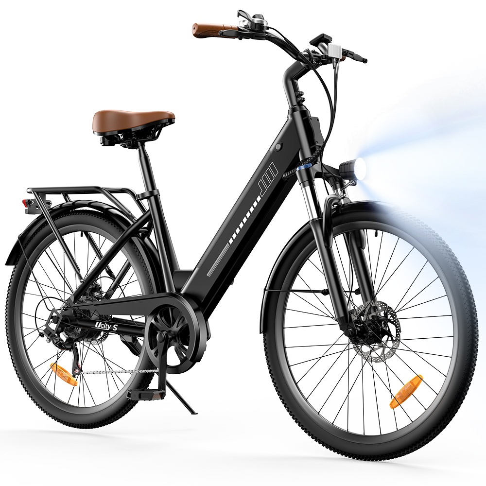 Ein schwarzes E-Bike mit braunem Sattel, Gepäckträger und leuchtendem Scheinwerfer.