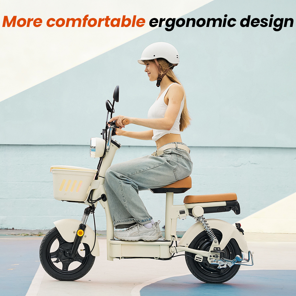 Una donna in canotta bianca, jeans e casco guida uno scooter elettrico color crema.