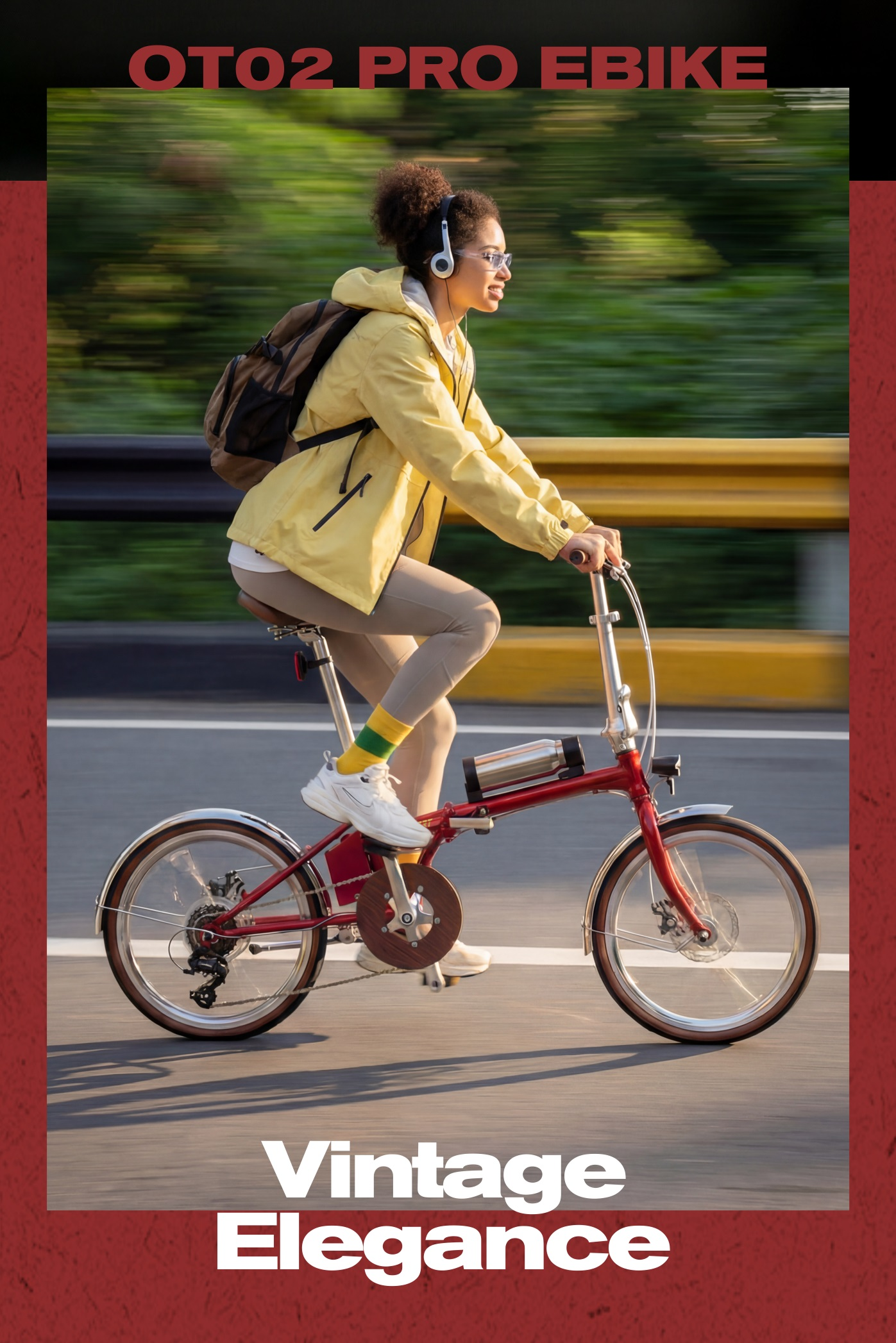 Una donna con cuffie guida una bici pieghevole rossa, indossa giacca gialla e zaino.