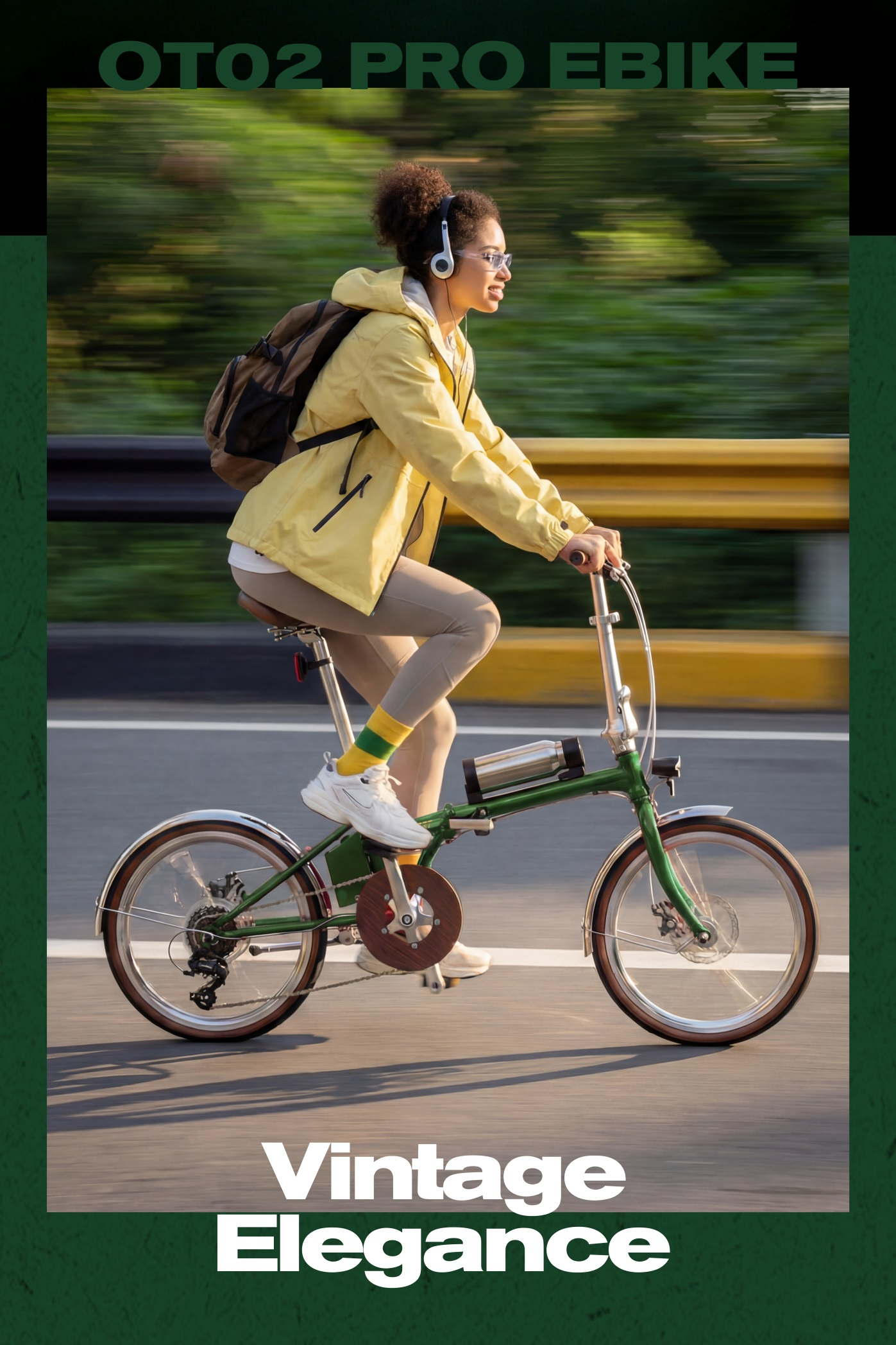 Donna con cuffie guida una bicicletta verde su una strada con alberi.