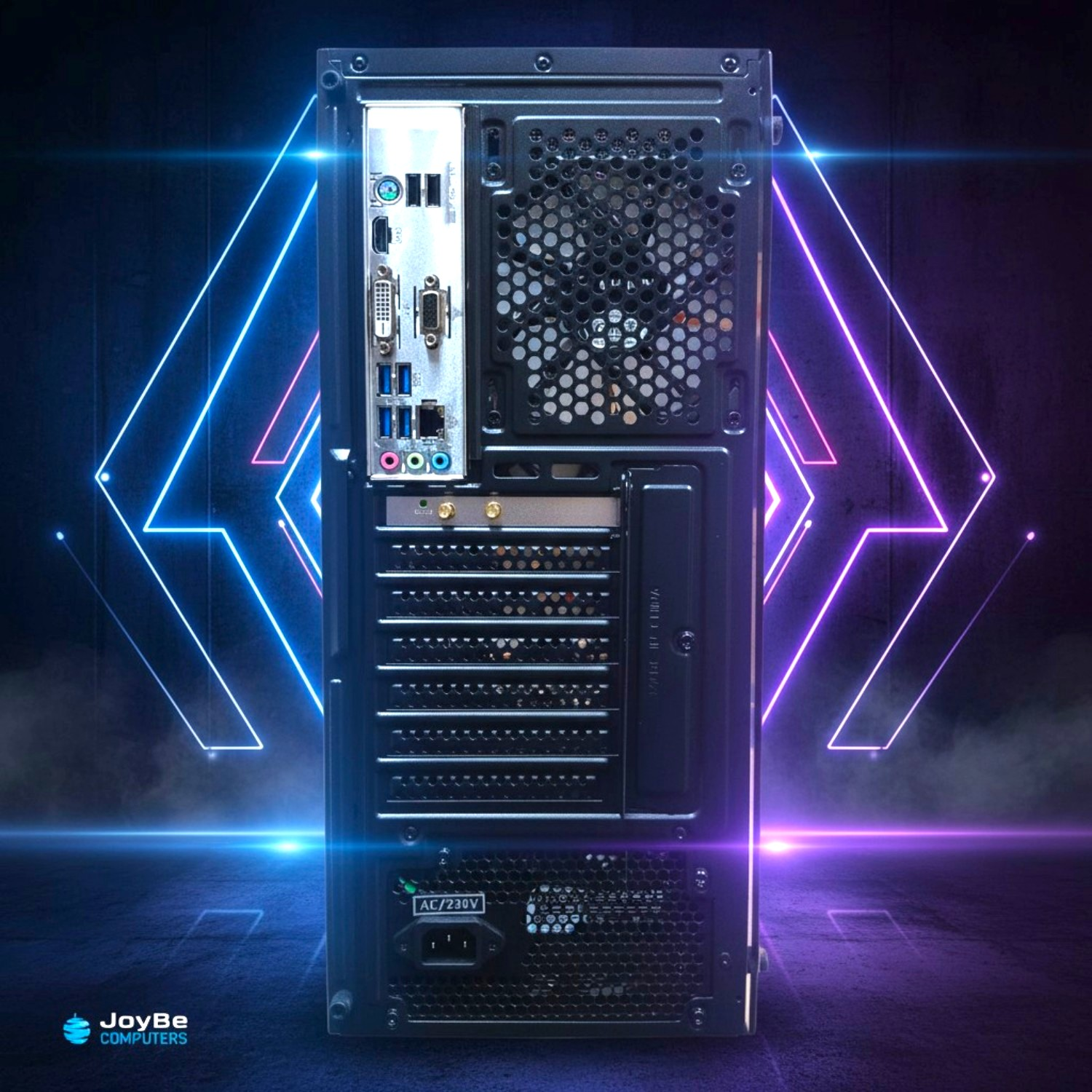Parte trasera de una caja de computadora negra con puertos y ventilaciones, con iluminación azul neón y rosa.