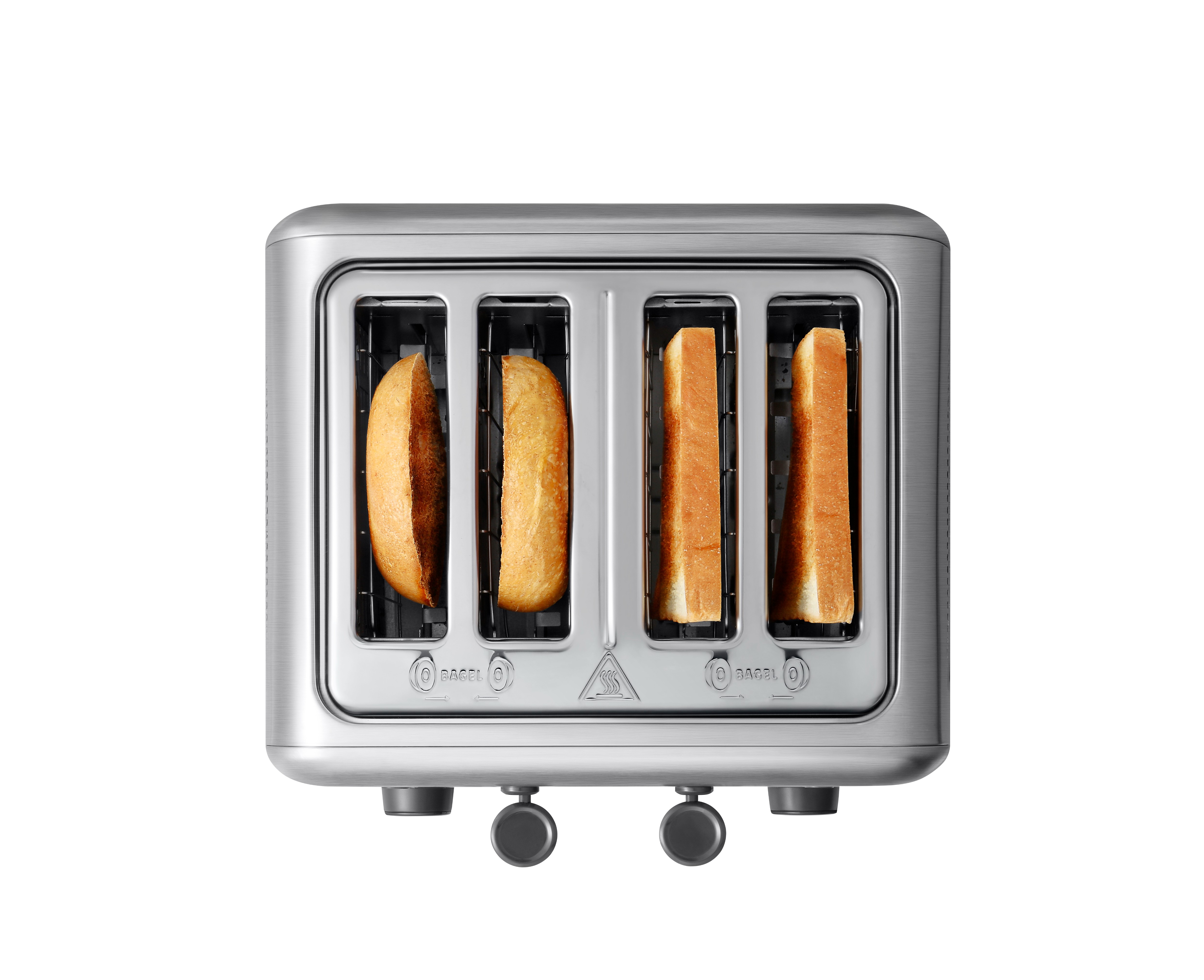 Srebrny toster na cztery kromki z dwiema połówkami bajgla i dwiema kromkami chleba.