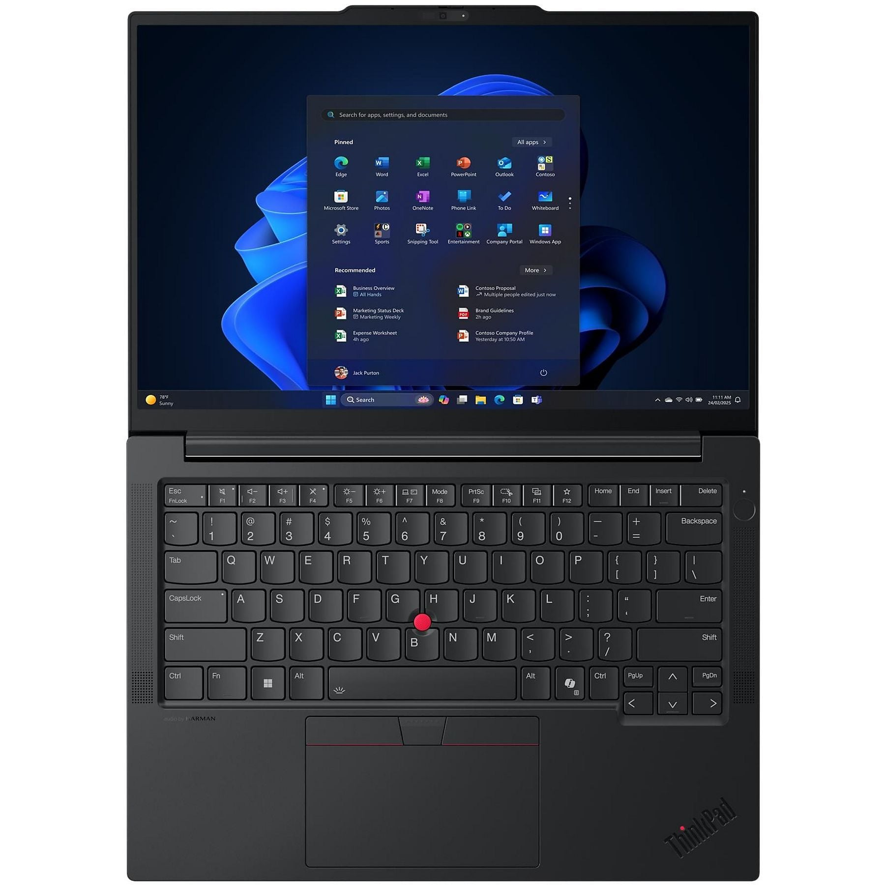 Un laptop aperto che mostra il menu Start di Windows su sfondo scuro.