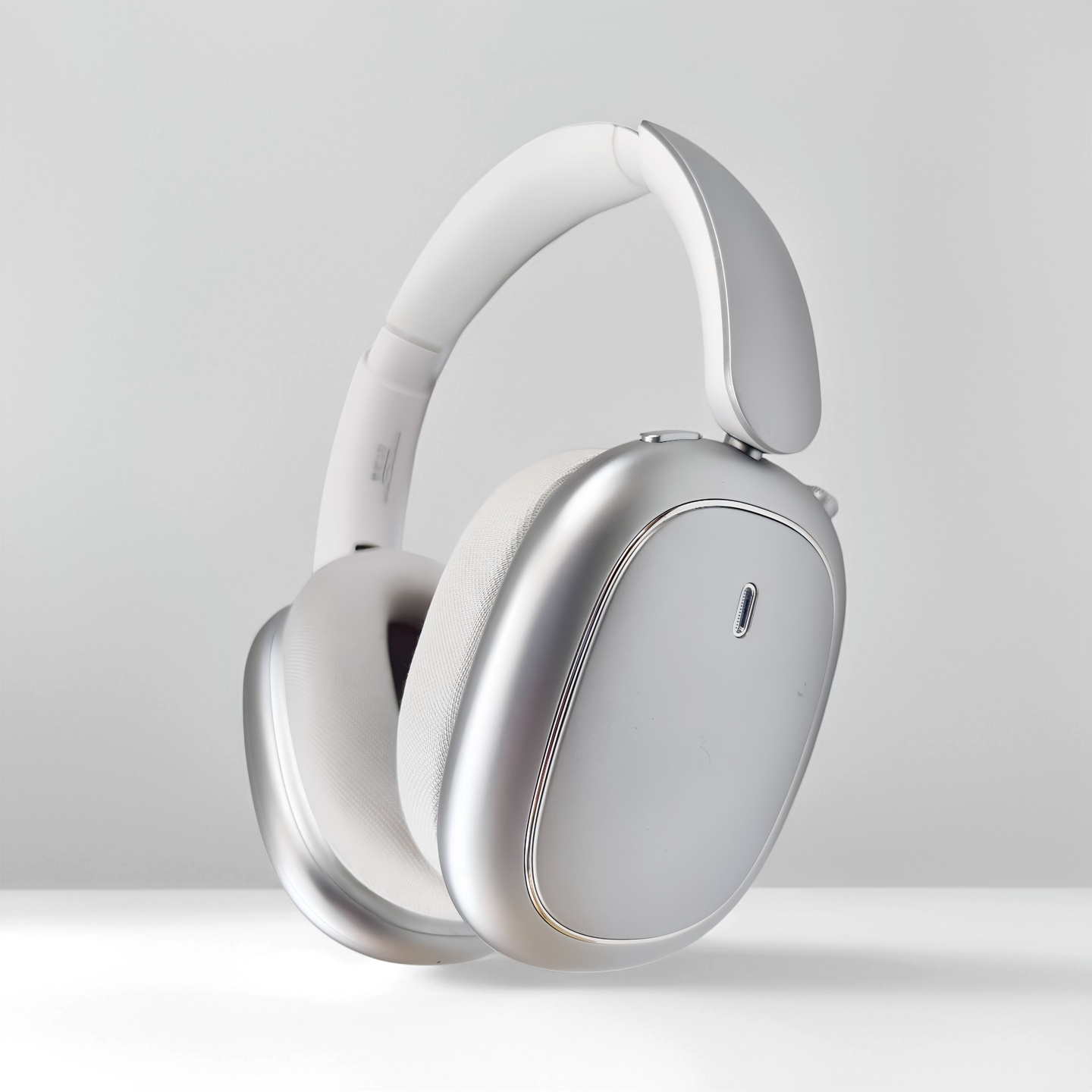 Auriculares plateados supraaurales con diadema y almohadillas blancas, sobre blanco.