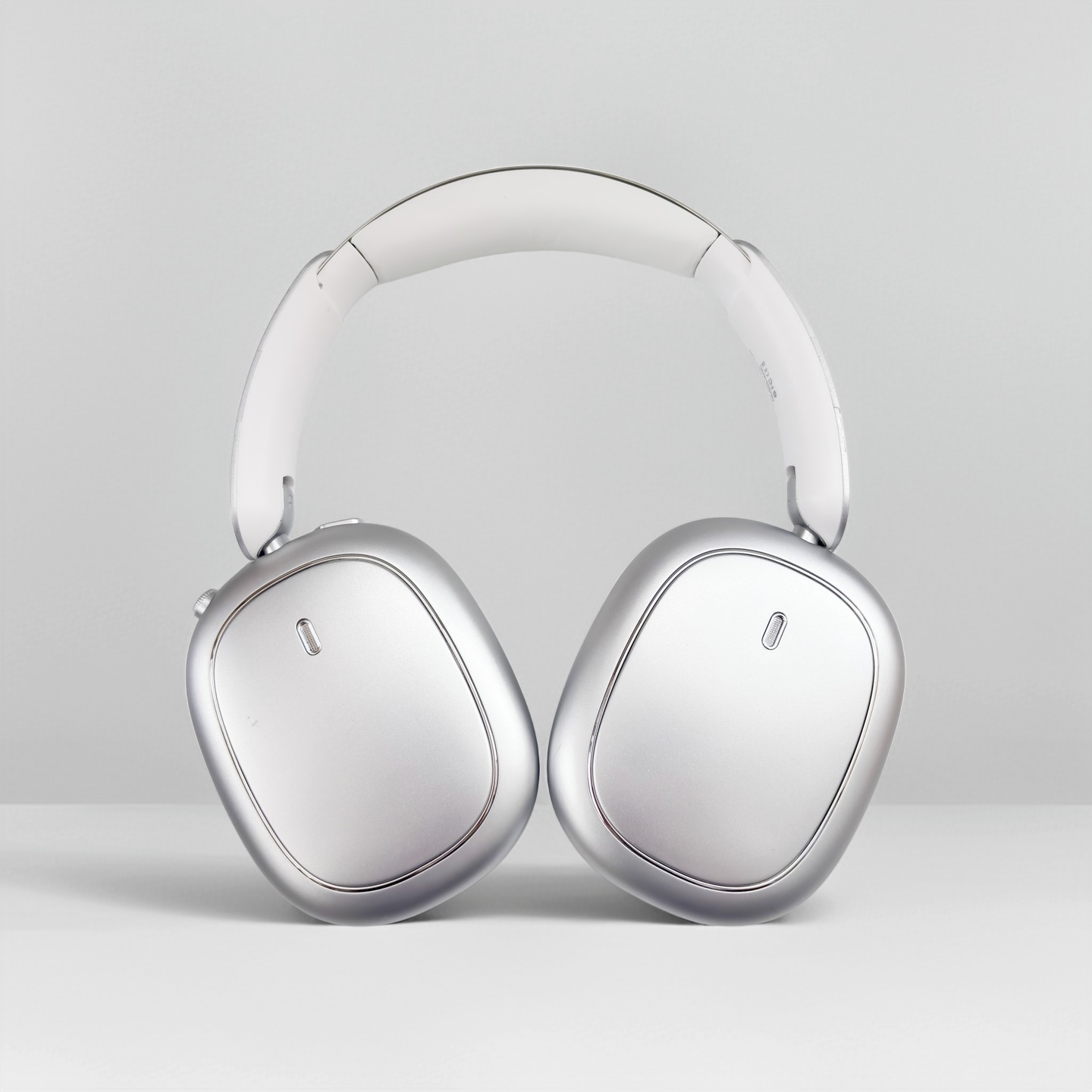 Auriculares plateados con diadema blanca sobre fondo blanco.