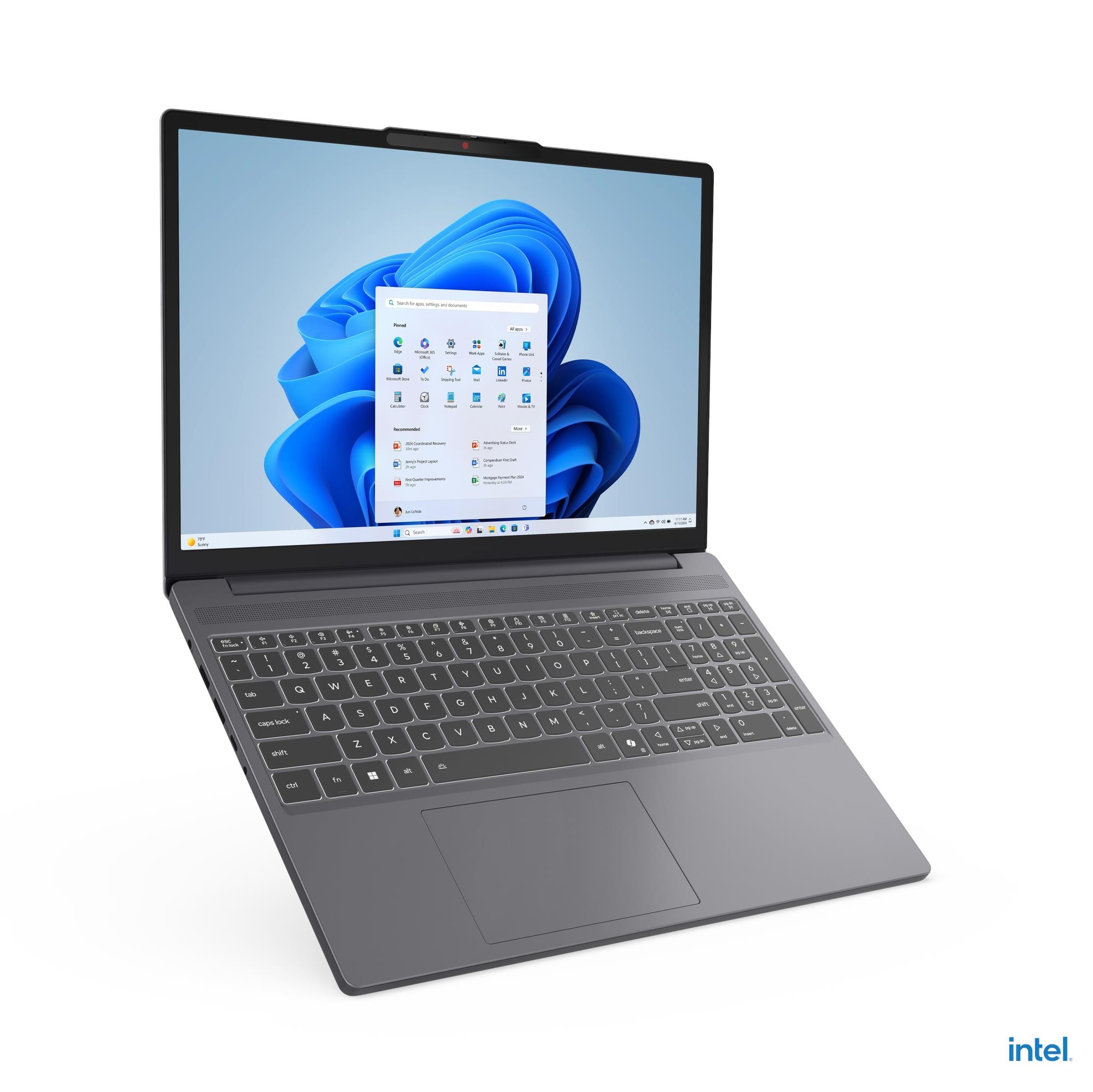 Un laptop grigio mostra il menu Start di Windows 11, con tastiera e touchpad visibili.