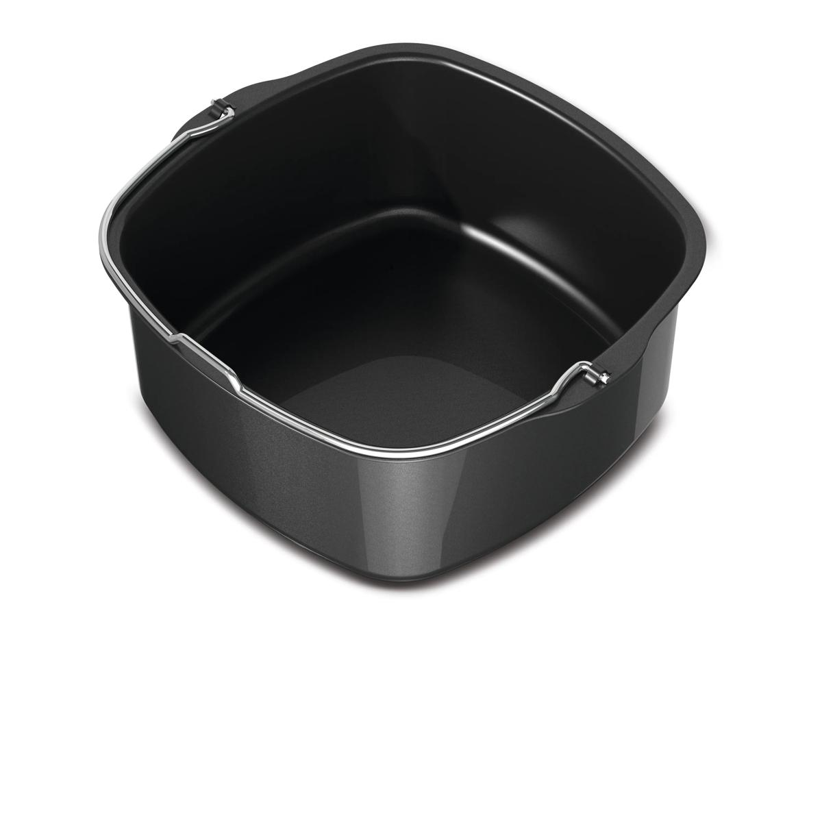 Una cesta cuadrada negra con asas plateadas sobre fondo blanco.