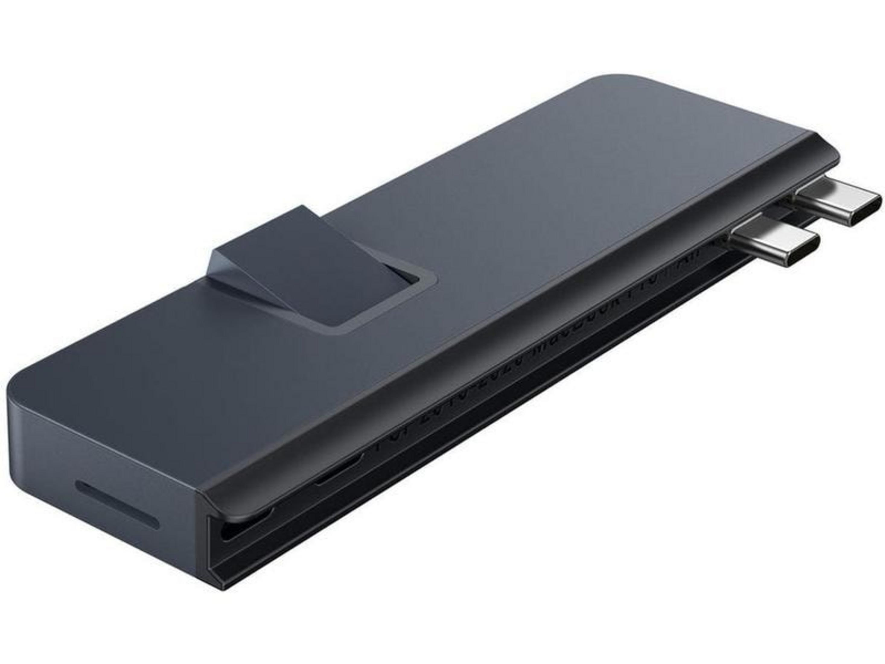 Un hub USB-C grigio scuro a due porte poggia su uno sfondo bianco.