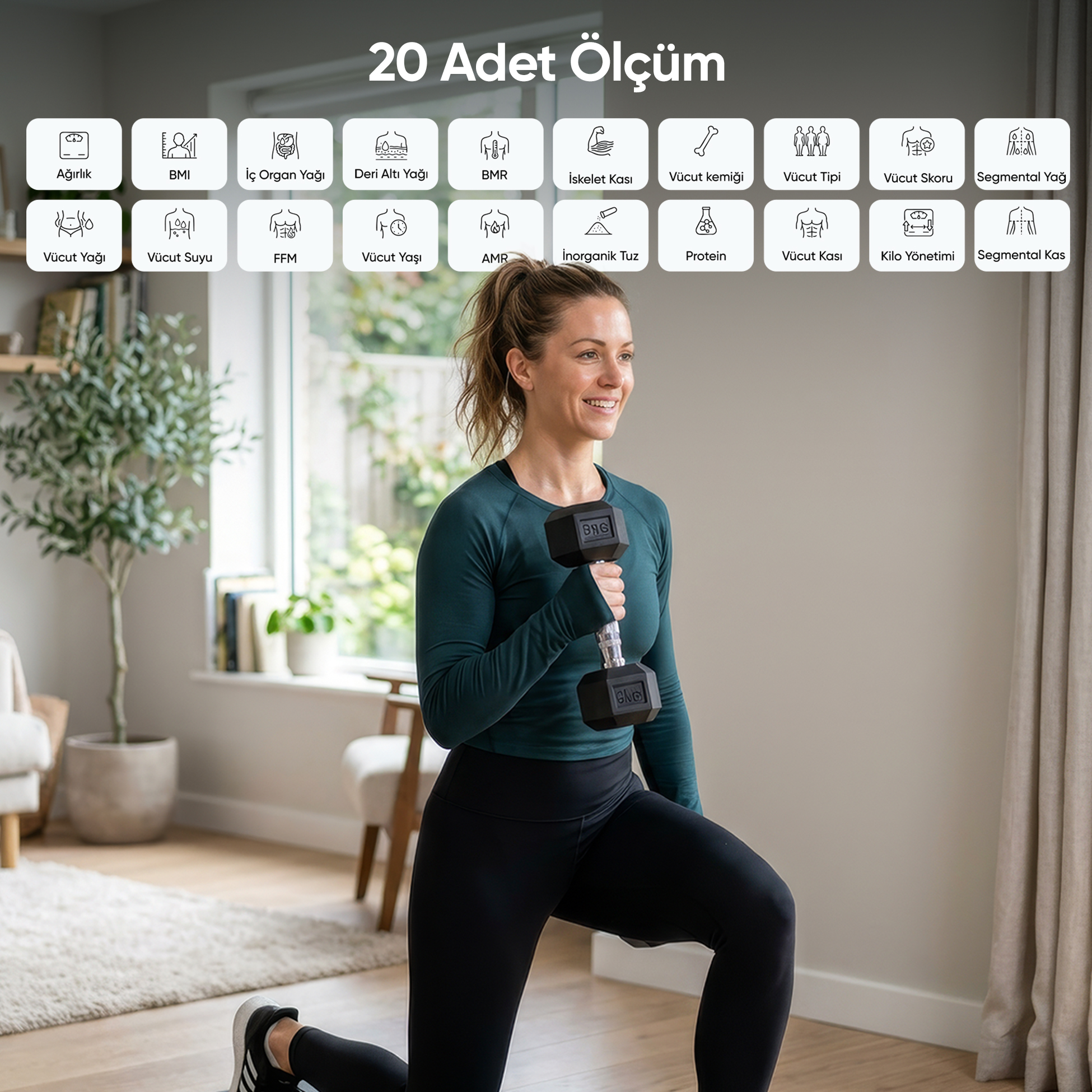 Spor kıyafeti giyen bir kadın dambılla hamle yapıyor.