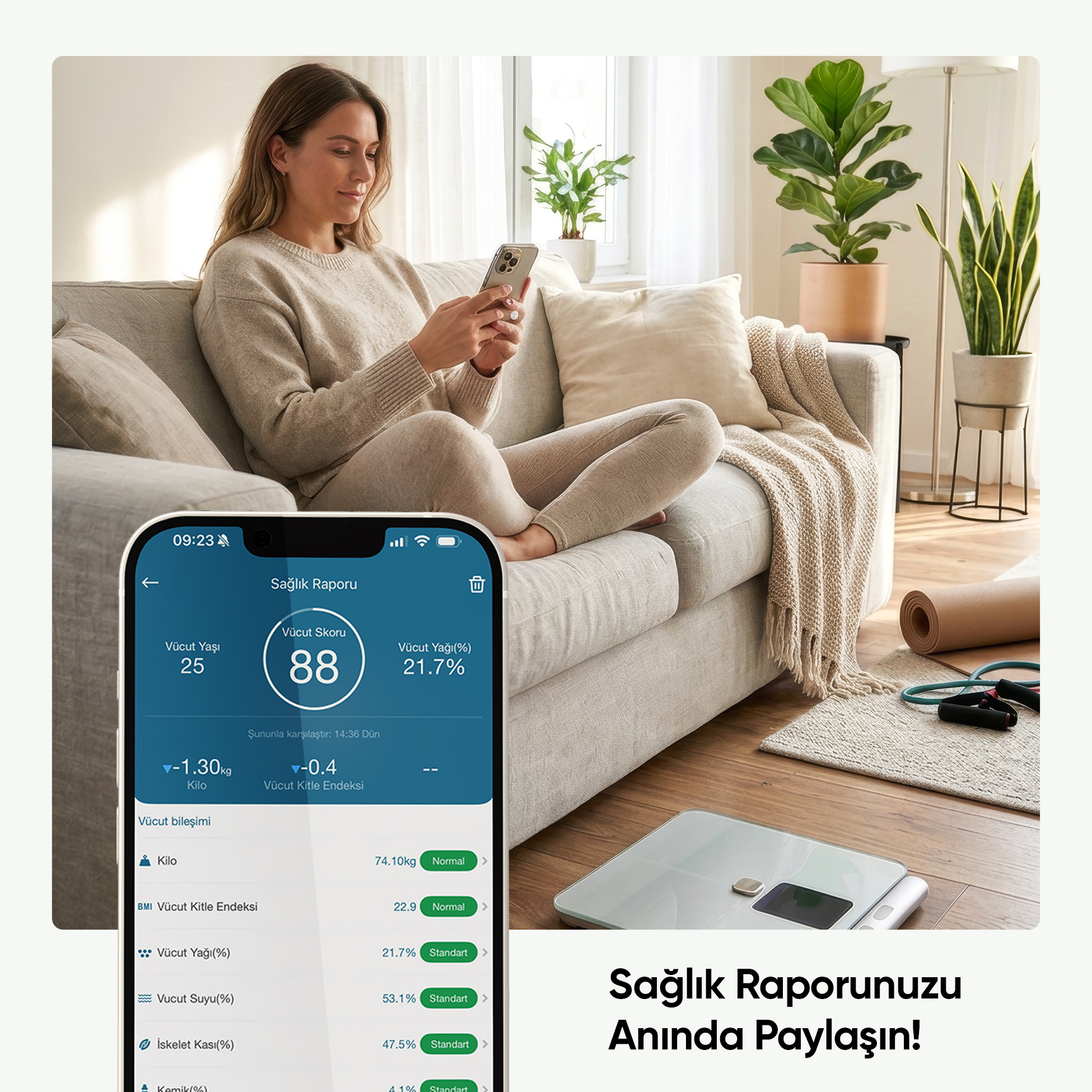 Kadın koltukta oturmuş telefonundaki sağlık raporu uygulamasına bakıyor. Tartı yanında.