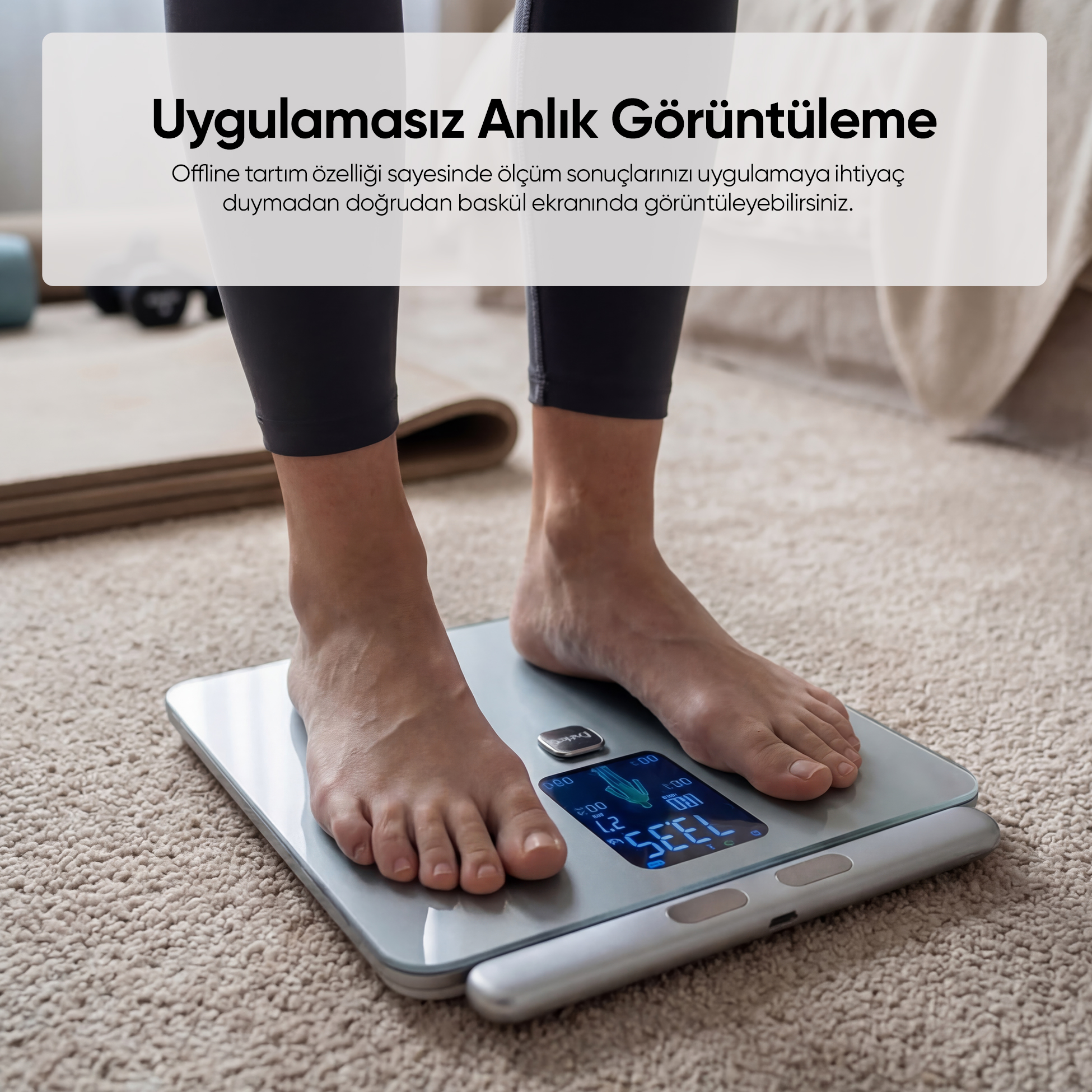 Ayaklar tartı ekranında ağırlığı gösteren dijital baskülde.