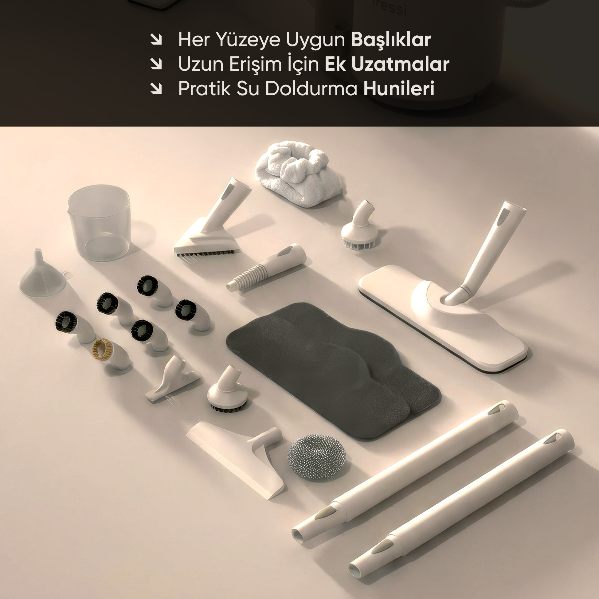 Aydınlık zeminde beyaz temizlik aksesuarları, fırçalar, bez ve çubuklar.